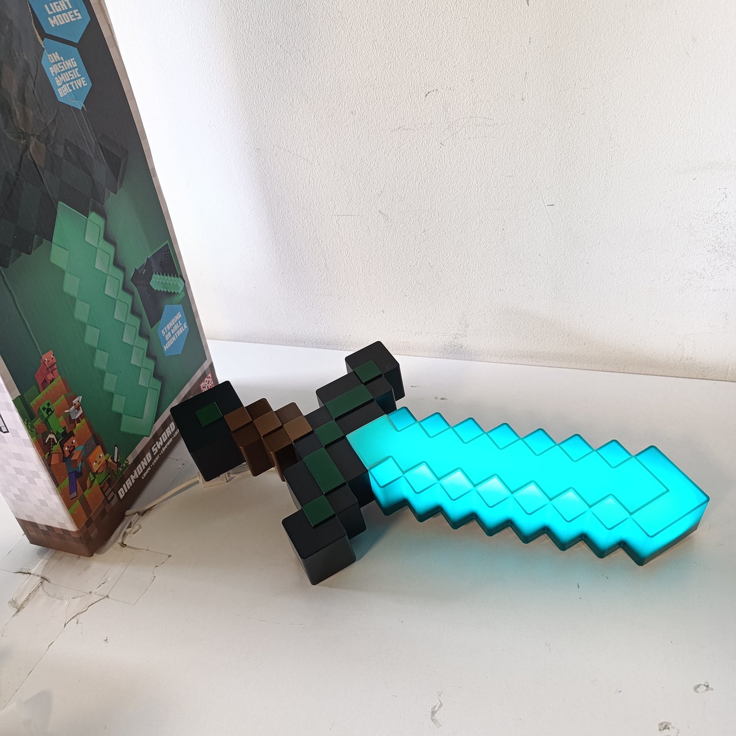 183944 - MINECRAFT Shpatë Diamanti me Dritë - e Licencuar Zyrtarisht, 3 Modalitete Dinamike të Dritës, Dekor për Dhomën e Lojtarëve, Funksionon me Bateri ose USB