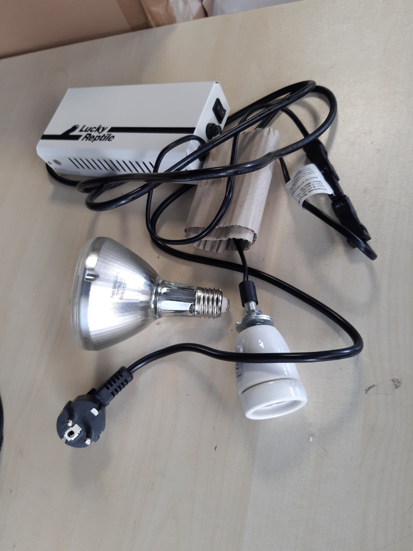 208039 - LUCKY REPTILE Set i Plotë Bright Sun UV Jungle - Llambë Halide Metalike 50W me Prizë dhe Balast - Llambë Ngrohëse për Reptilë me Prizë Qeramike Rezistente ndaj Nxehtësisë - Aksesorë për Terrarium, 1 copë (1 pako)