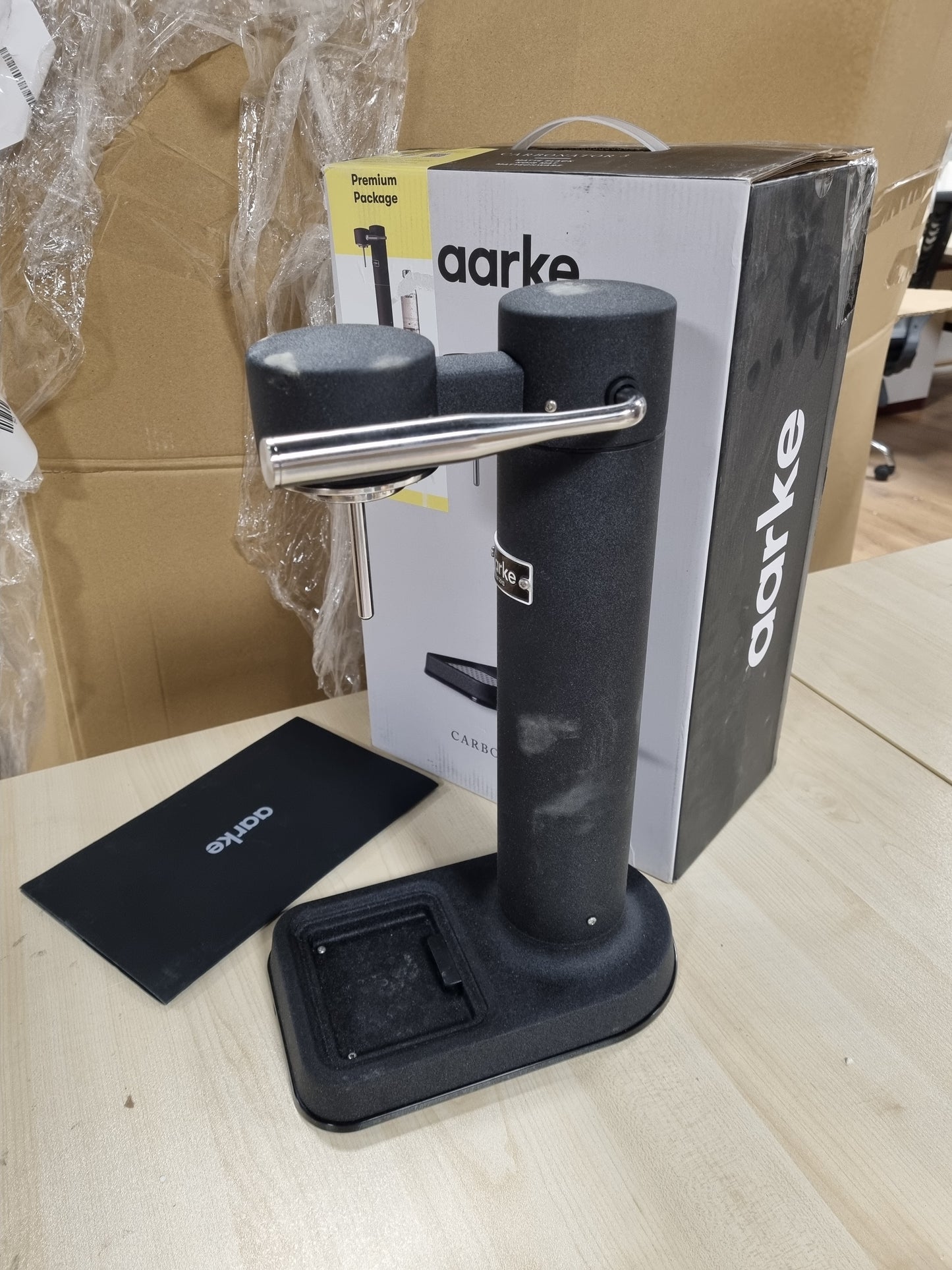 191050 - AARKE CARBONATOR 3, Karbonator Uji prej Çeliku Inox, Ngjyra e Zezë Mat, me 2 Shishe PET 1L pa BPA, Pajisje për Prodhimin e Ujit të Gazuar, e Pajtueshme me Cilindra CO2 60L