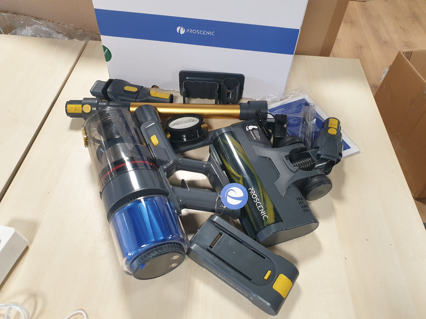 144212 - FSHESË ME KORRENT PROSCENIC P15 Pa Tel, 580W/55Kpa/70Min, Me Furçë Kundër Ngatërresave, E Pavarur, me Shkop Teleskopik për Qilima, Dysheme të Forta, Qime Kafshësh Shtëpiake dhe Makina