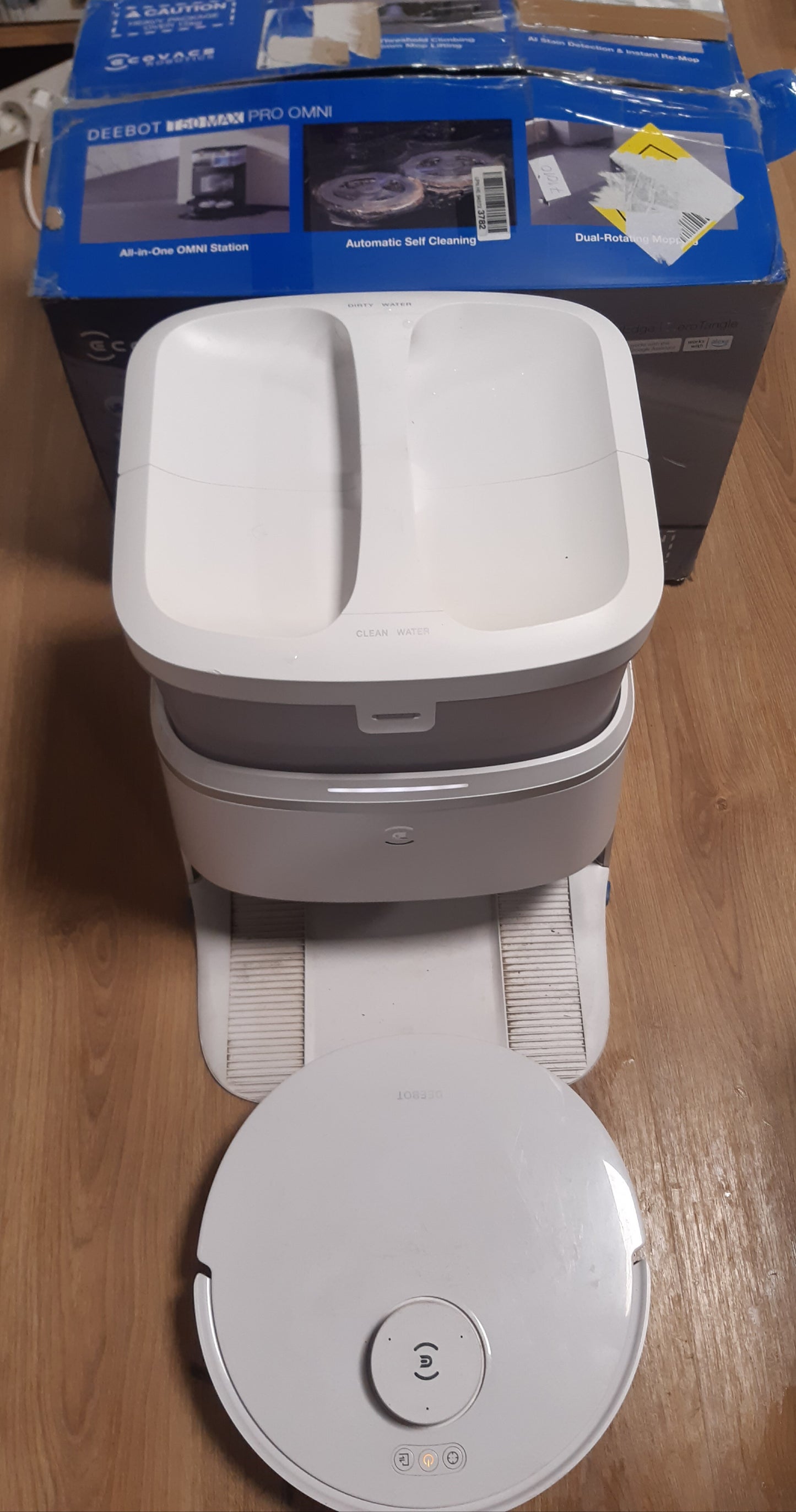 71010 - ECOVACS DEEBOT T30 PRO OMNI - Fshesë Robotike me Korrent për Dysheme, me Stacion Mini të Vetëpastrimit, Pastrim Adaptiv i Skajeve TruEdge, Furçë Kundër Ngatërresave, Fuqi Thithje 11000 PA, Larje me Ujë të Nxehtë 70℃