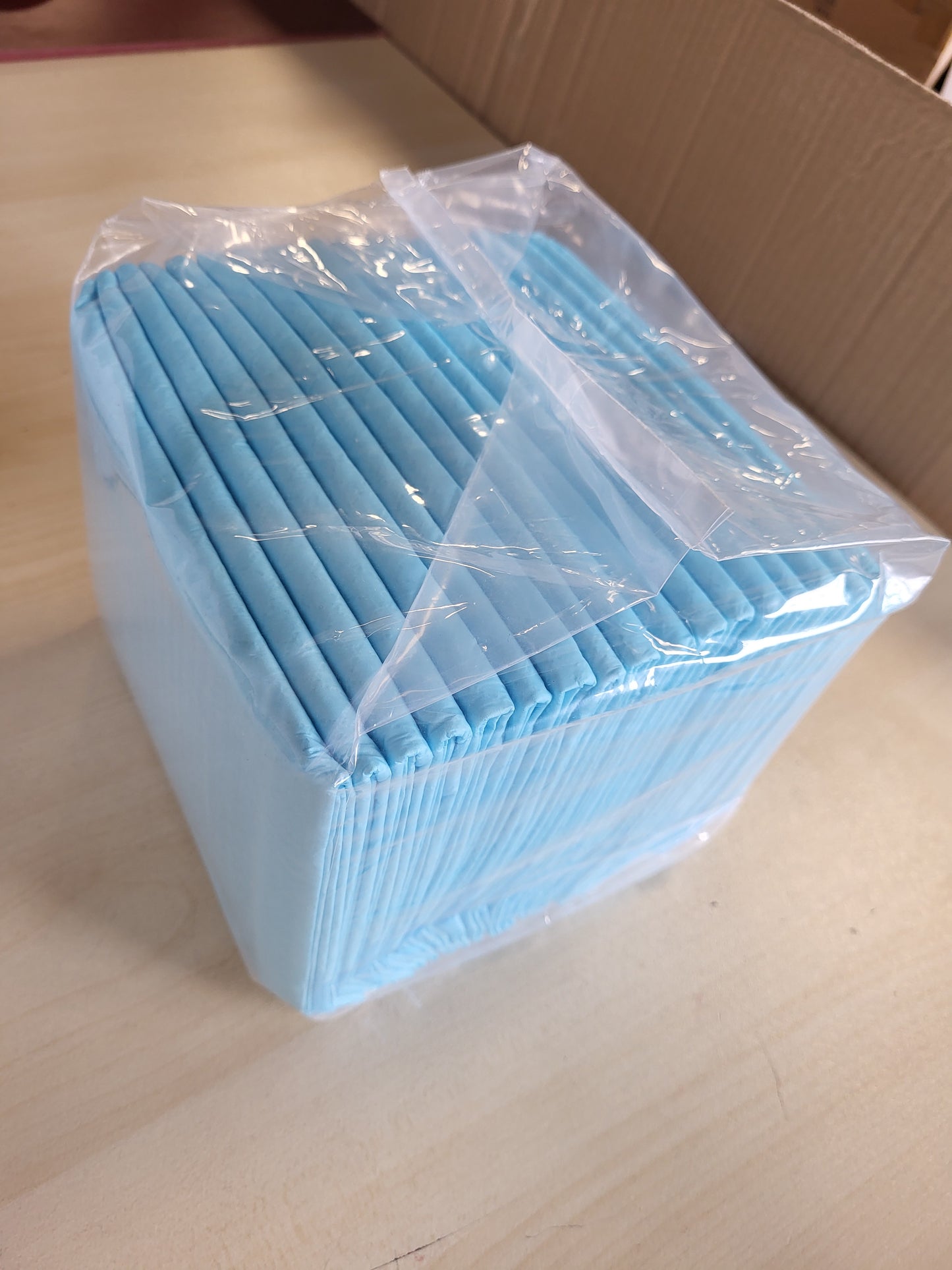 198483 - BARPOR - Jastëkë stërvitjeje për qen 60x60cm, njëpërdorimësh, paketë me 20 copë, super thithës, dizajn me 5 shtresa, sipërfaqe që thahet shpejt dhe të papërshkueshëm nga rrjedhjet