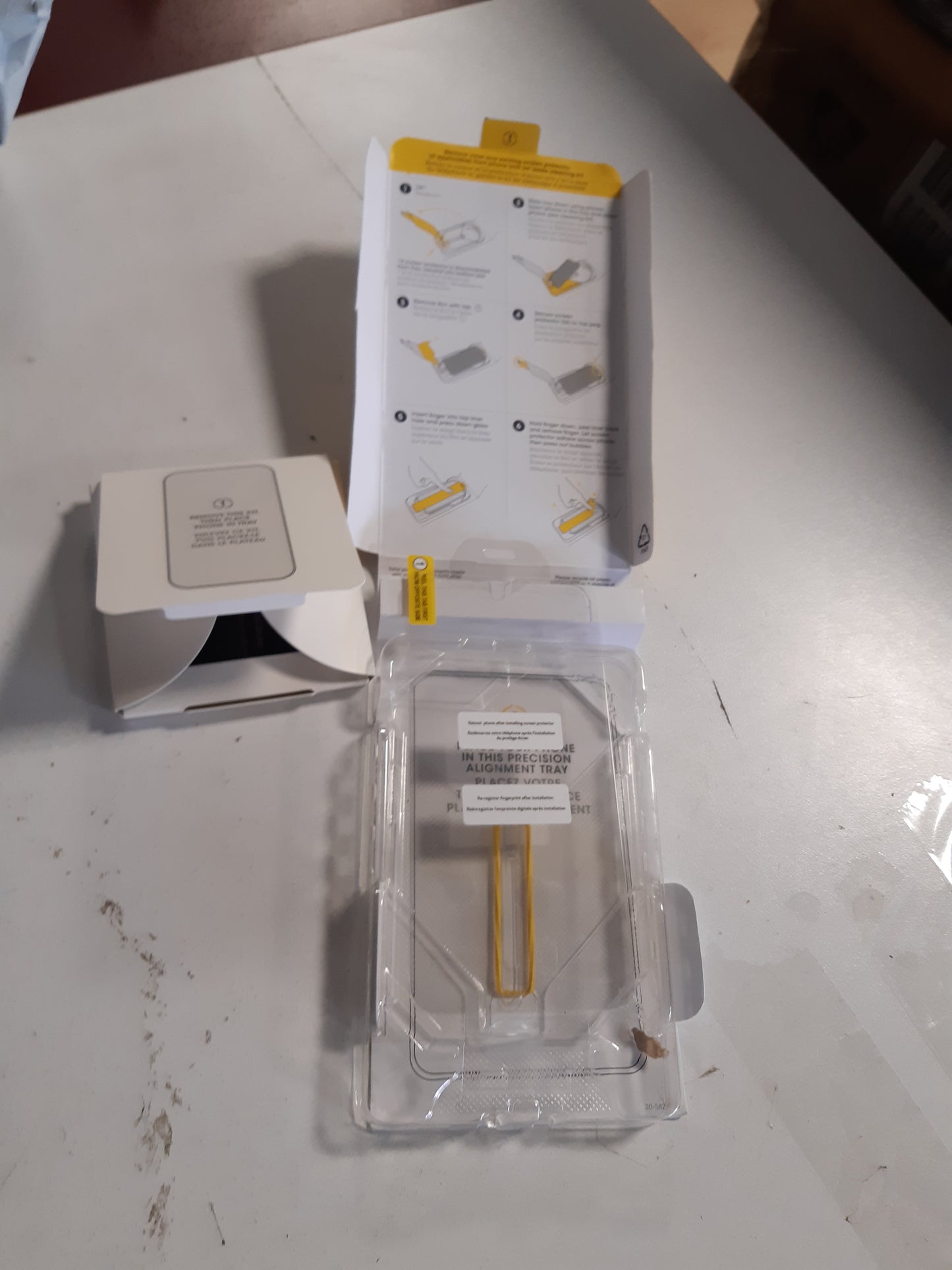 266958 - OTTERBOX PREMIUM GLASS MBROJTËS EKRANI PËR SAMSUNG GALAXY S24 FE, XHAM I TEMPERUAR, MBROJTJE E AVANCUAR NGA GËRVISHTJET, REZISTON NDAJ RËNIES DERI NË 90 CM, PAKETIM JO PËR SHITJE ME PAKICË