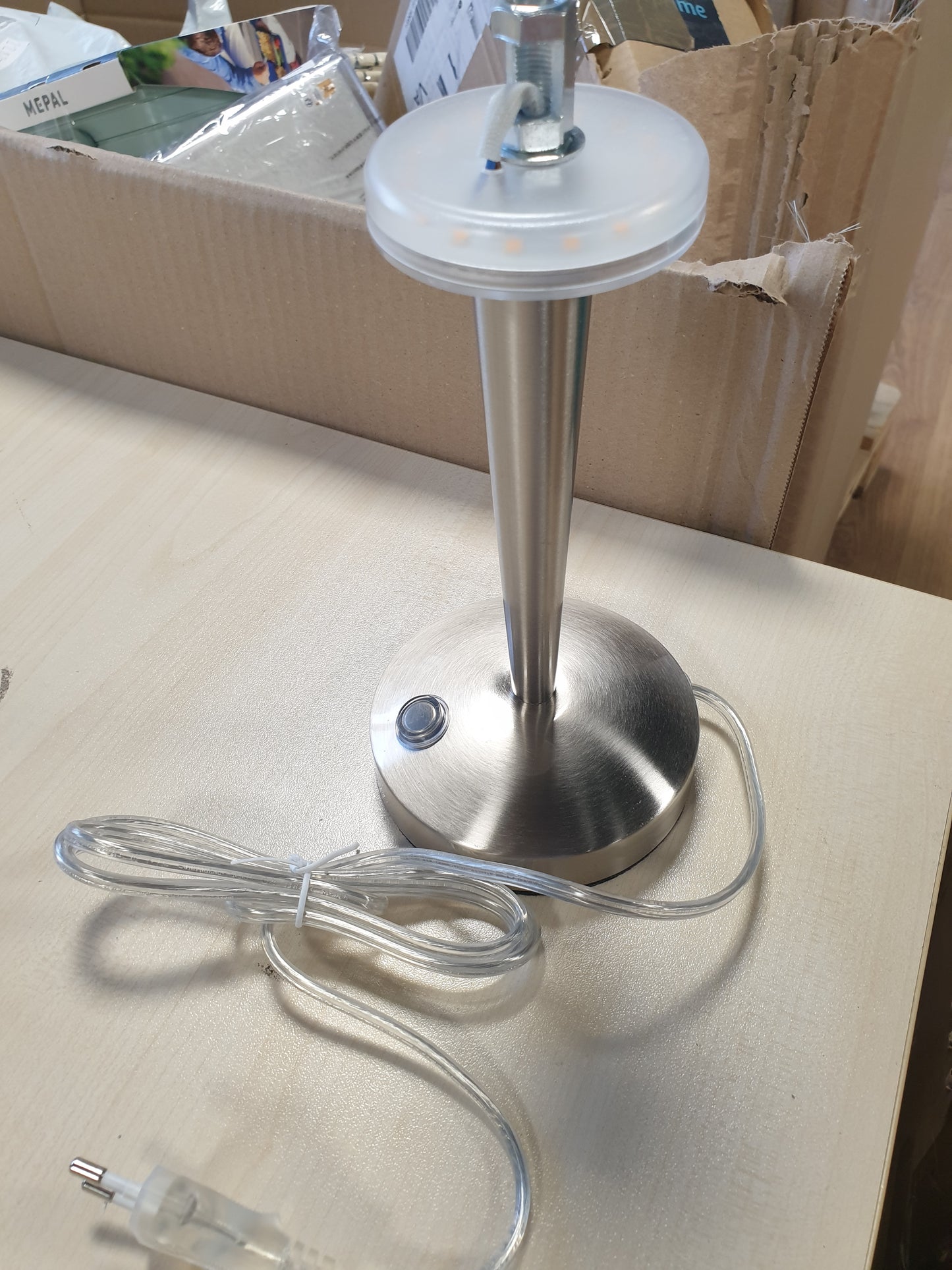 226546 - LLAMBË TAVOLINE LED Trio Lighting, ngjyrë nikeli mat, xham sateni i bardhë, 1 x 5W LED, lartësi - 28 cm
