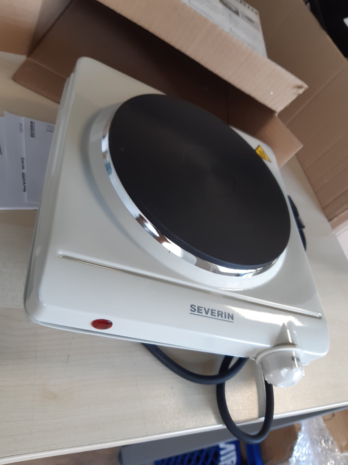 162521 - SEVERIN DK 1091 Pllakë Elektrike në Sobë, Bazë Prej Gize, Trup i Emaluar, Ø 18cm, 1,500W, Kontroll i Vazhdueshëm i Temperaturës me Termostat