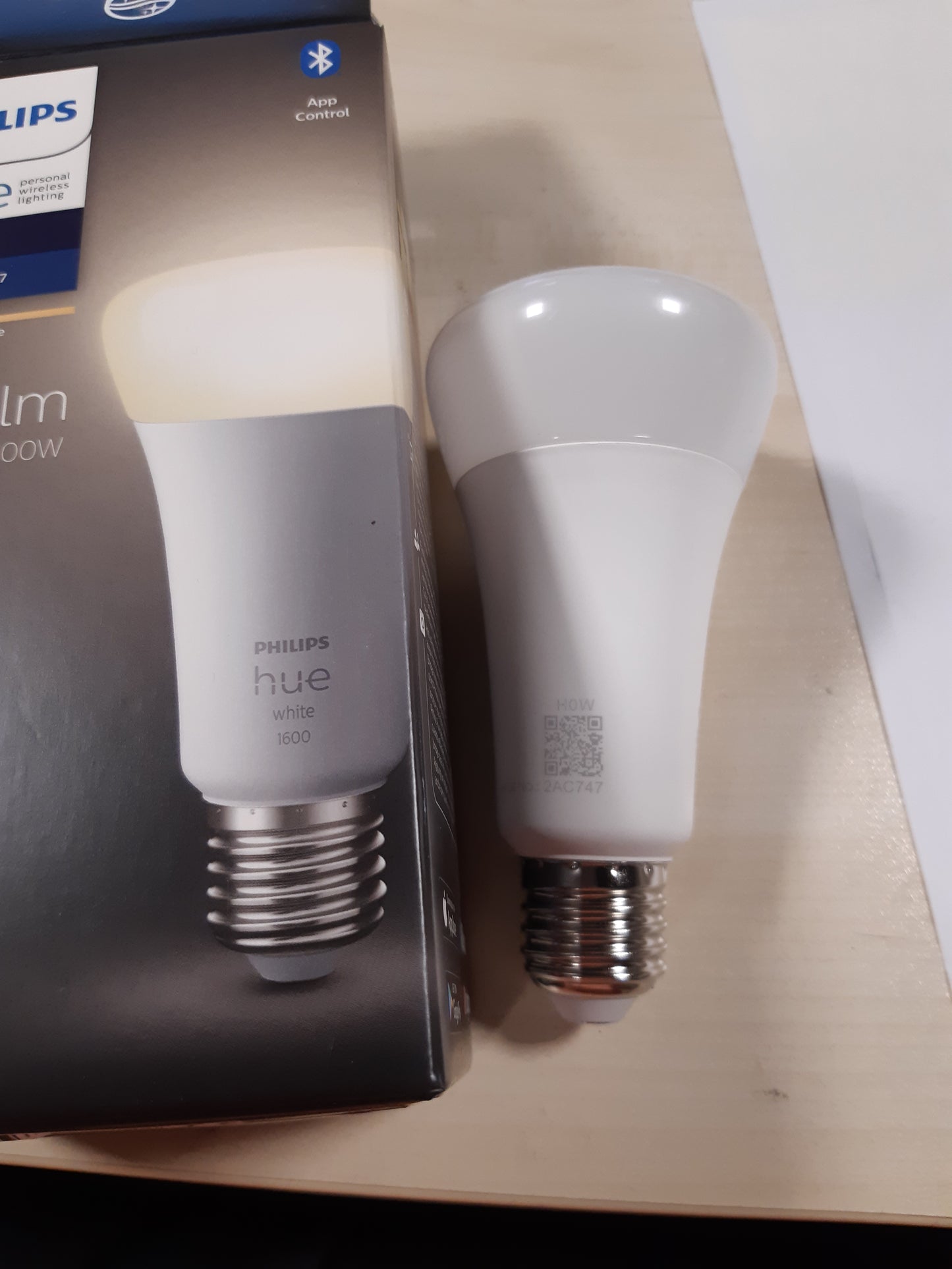 261216 - PHILIPS HUE White E27, 1600lm, dritë e bardhë e ngrohtë, e errësueshme, kontroll nëpërmjet aplikacionit, e pajtueshme me Amazon Alexa