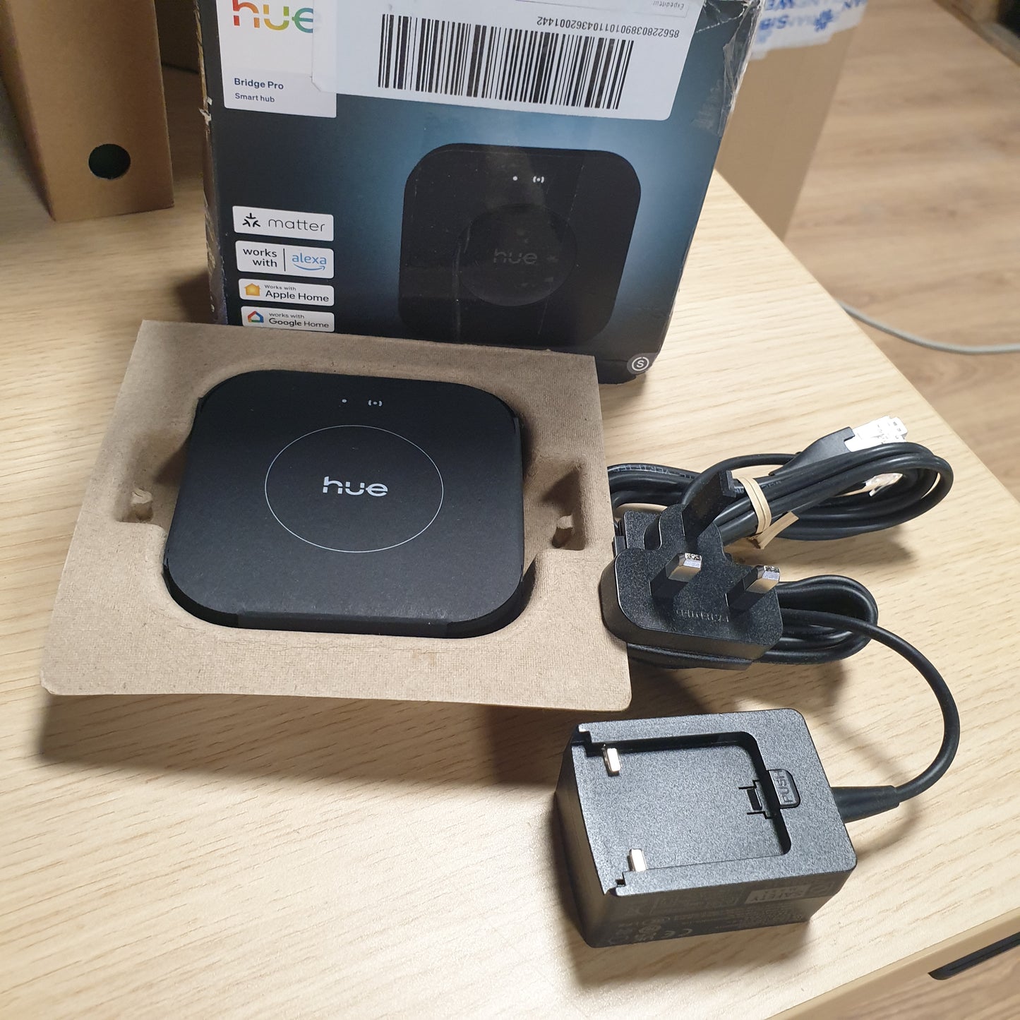 250085 - PHILIPS Hue Bridge Pro, Smart Light Hub, Pa tel, Mbështet mbi 150 drita dhe mbi 50 aksesorë