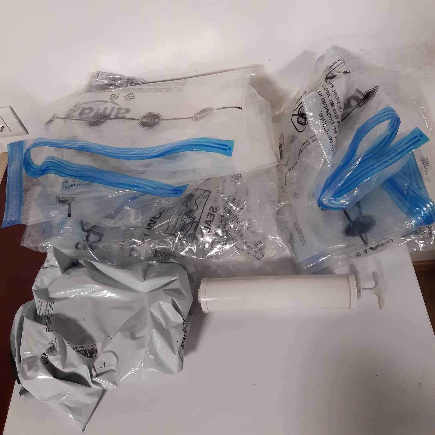 256987 - AMAZON BASICS Çanta me vakum me 6 copë për ruajtjen e rrobave, përfshirë pompën e vakumit dore, me zinxhir, shumë të mëdha, gjigante, transparente