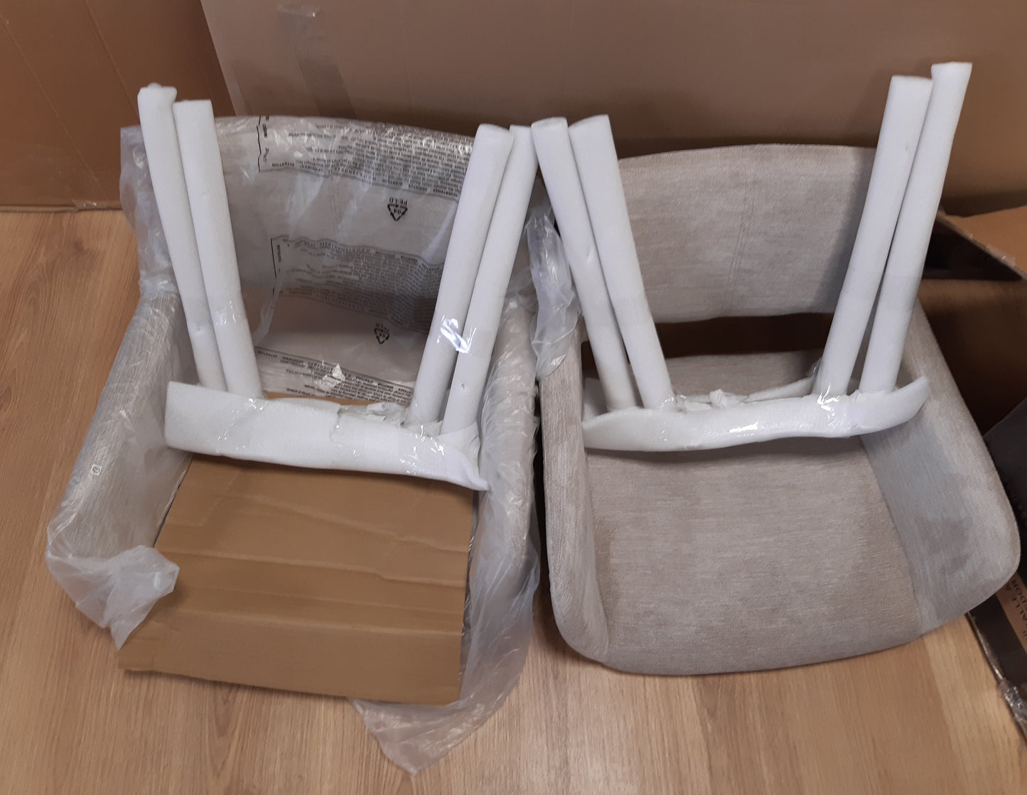 159452 - MEUBLE COSY Set Karrigesh Ngrenie me 2 Karrige Kuzhine të Tapicuara, Karrige Dhome Ndenjeje dhe Kolltuqe, Ndertuar me Ndenjëse prej Pëlhure dhe Këmbë Metalike, Ngjyra Bezhë, Madhësia 56x56x78cm