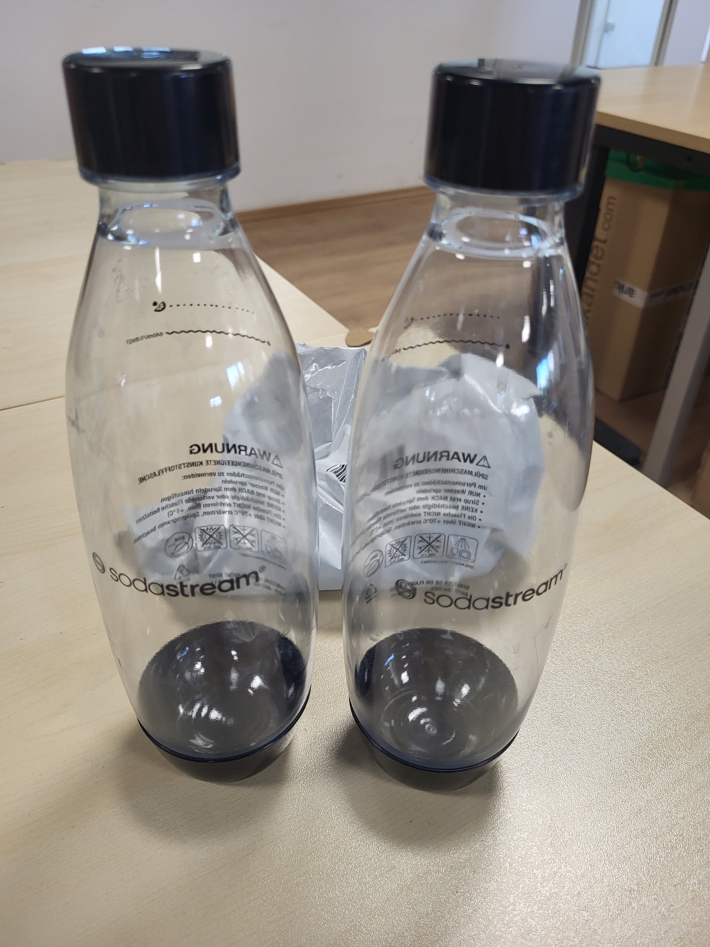 215566 - SODASTREAM Shishe plastike FUSE 0.8L pa BPA, e zezë | I përshtatshëm për lavastovilje | I pajtueshëm me DUO, E-DUO, Terra dhe të tjera | Pako me 2 copë
