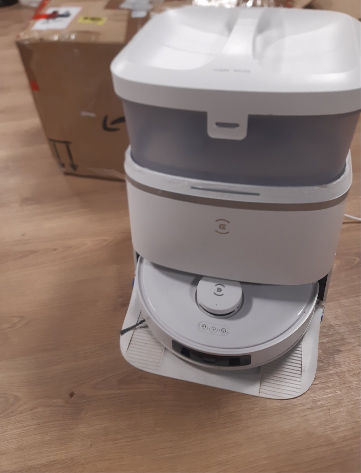 89015 - ECOVACS DEEBOT T30 PRO OMNI - Fshesë Robotike me Stacion Mini Vetëpastrimi, Furçë Kundër Ngatërresave, Pastrim Adaptiv TruEdge, Fuqi Thithjeje 11000 PA, Larje me Ujë të Nxehtë 70℃