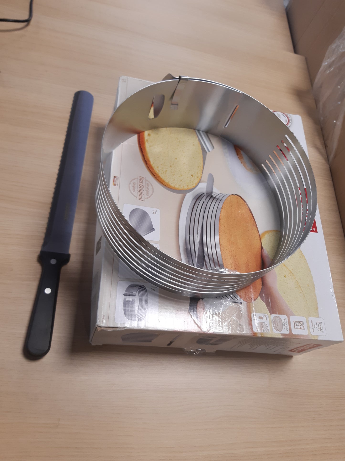 170724 - ZENKER 7705 - Set Enësh Pjekjeje, Prerës dhe Aksesorë për Torte me Shtresa, Madhësi 28 cm, Materiali Çelik Inoks