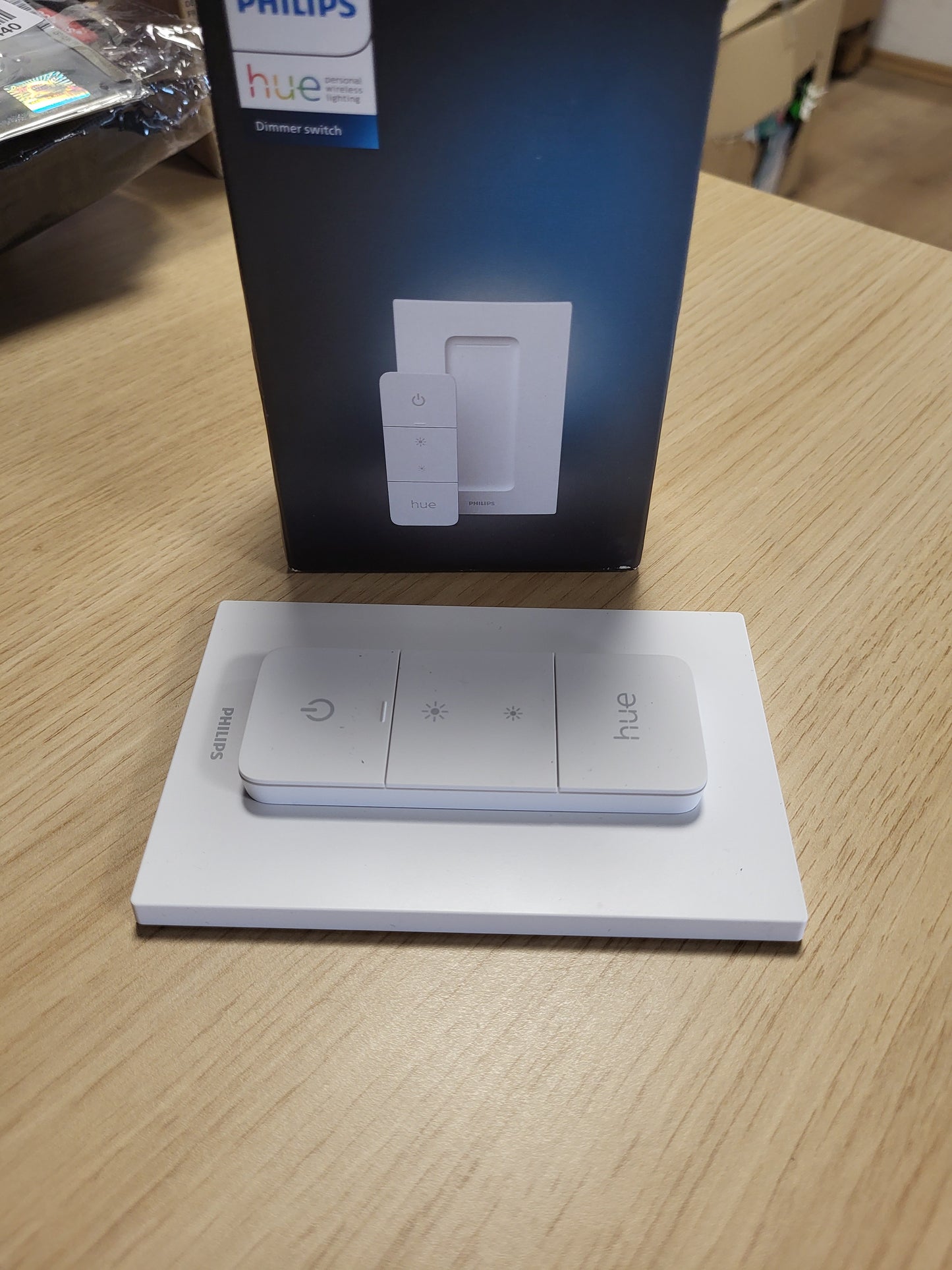 256207 - PHILIPS HUE - Ndërprerës ndriçimi pa tel Smart V2, për llambat Philips Hue, për ndriçim të brendshëm
