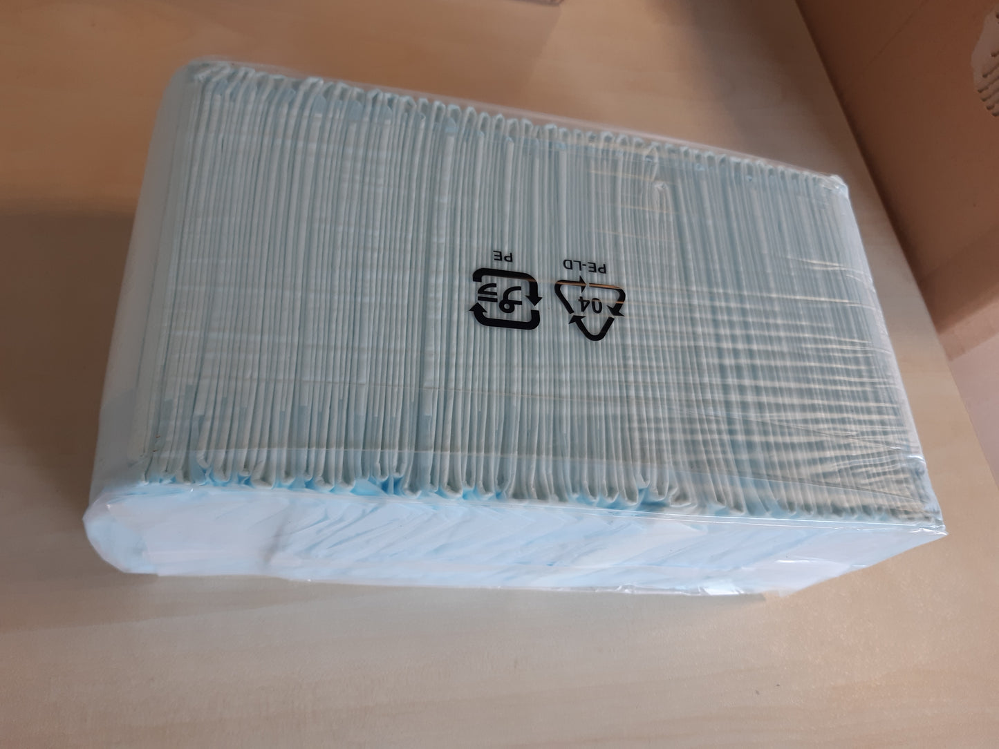 256425 - AMAZON BASICS Mbrojtëse stërvitjeje për qen dhe këlyshë, dizajn me 5 shtresa kundër rrjedhjeve, madhësi standarde, pako me 50 copë, blu