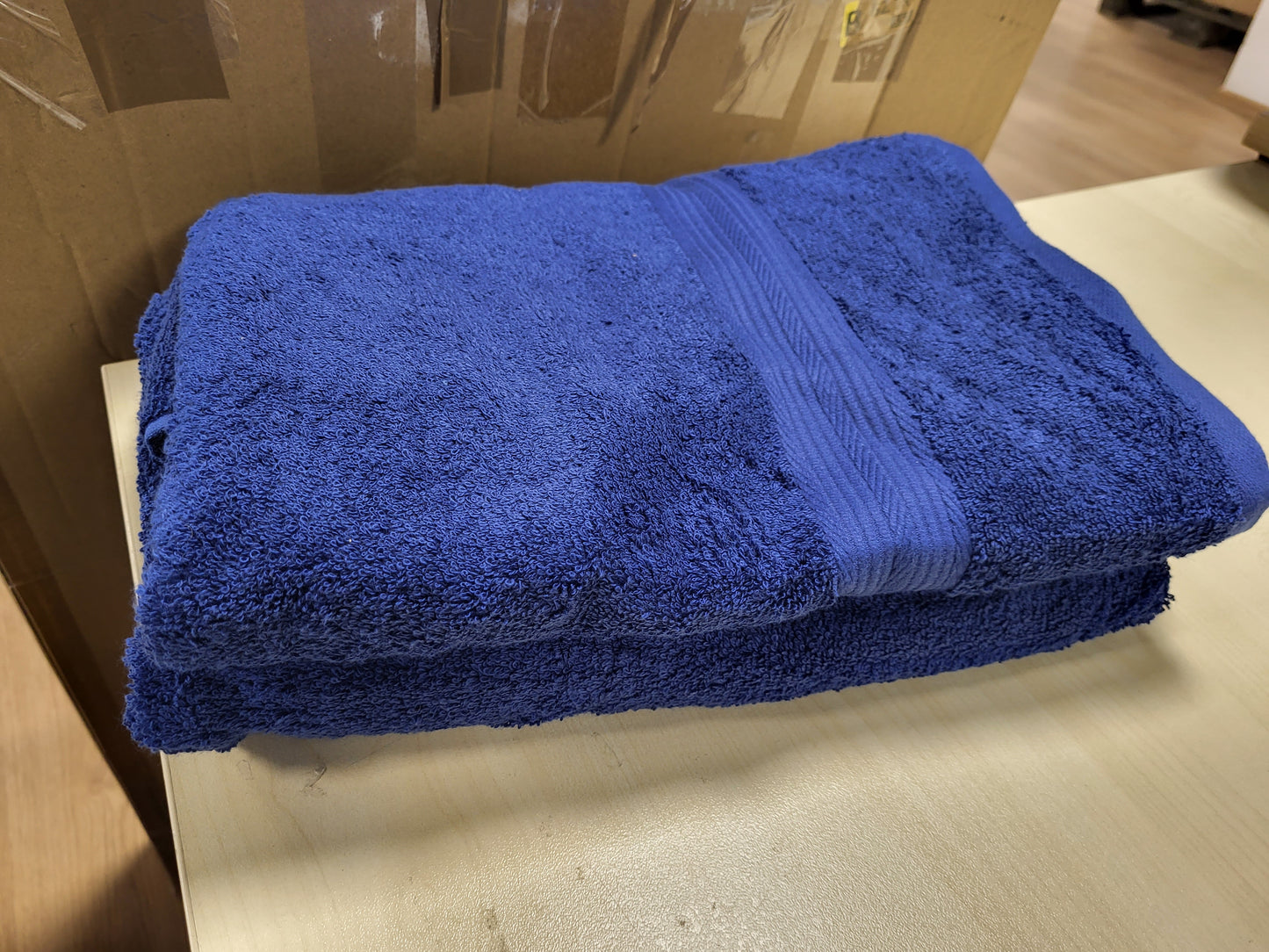 246623 - AMAZON BASICS Peshqir i madh banjoje, 100% pambuk, rezistent ndaj zbehjes, ultra i butë dhe thithës, 70 x 140 cm, blu mbretërore, pako me 2 copë