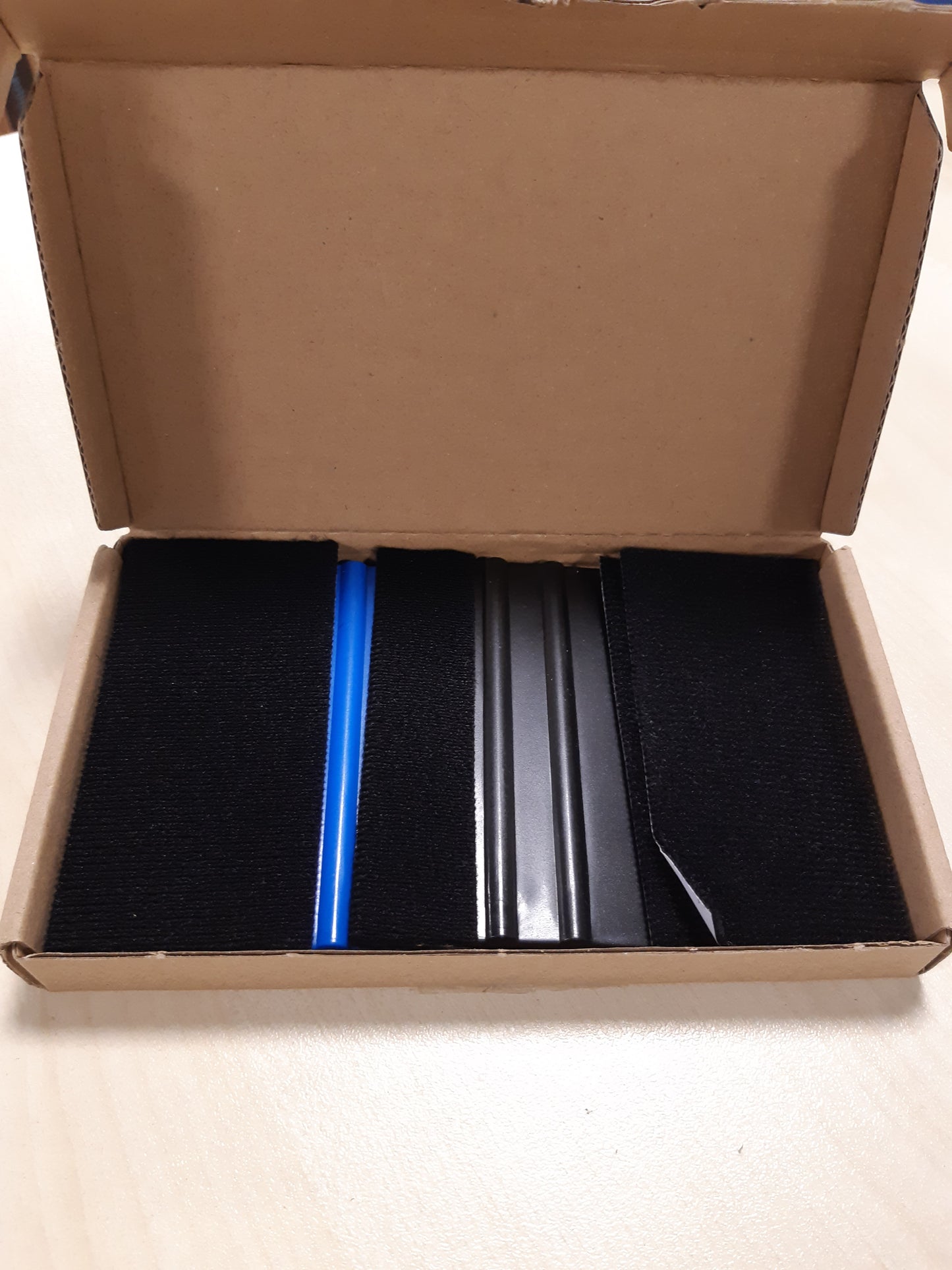 207207 - SETI I MJETEVE MBROJTËSE ME 4 PJESË PËR APLIKIM FOLIE METALIKE: Shpatull me Feltri, Kartoni dhe Filma Mbrojtës, Shkatulla prej Feltri për Mobilje dhe Makina, Fletë Ngjyrosëse