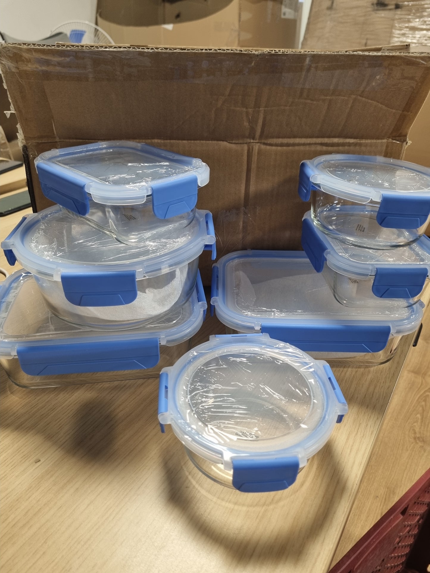 214148 - AMAZON BASICS Enë qelqi për ruajtjen e ushqimit, 14 copë, 7 enë dhe 7 kapakë, pa BPA, transparente me unazë silikoni blu