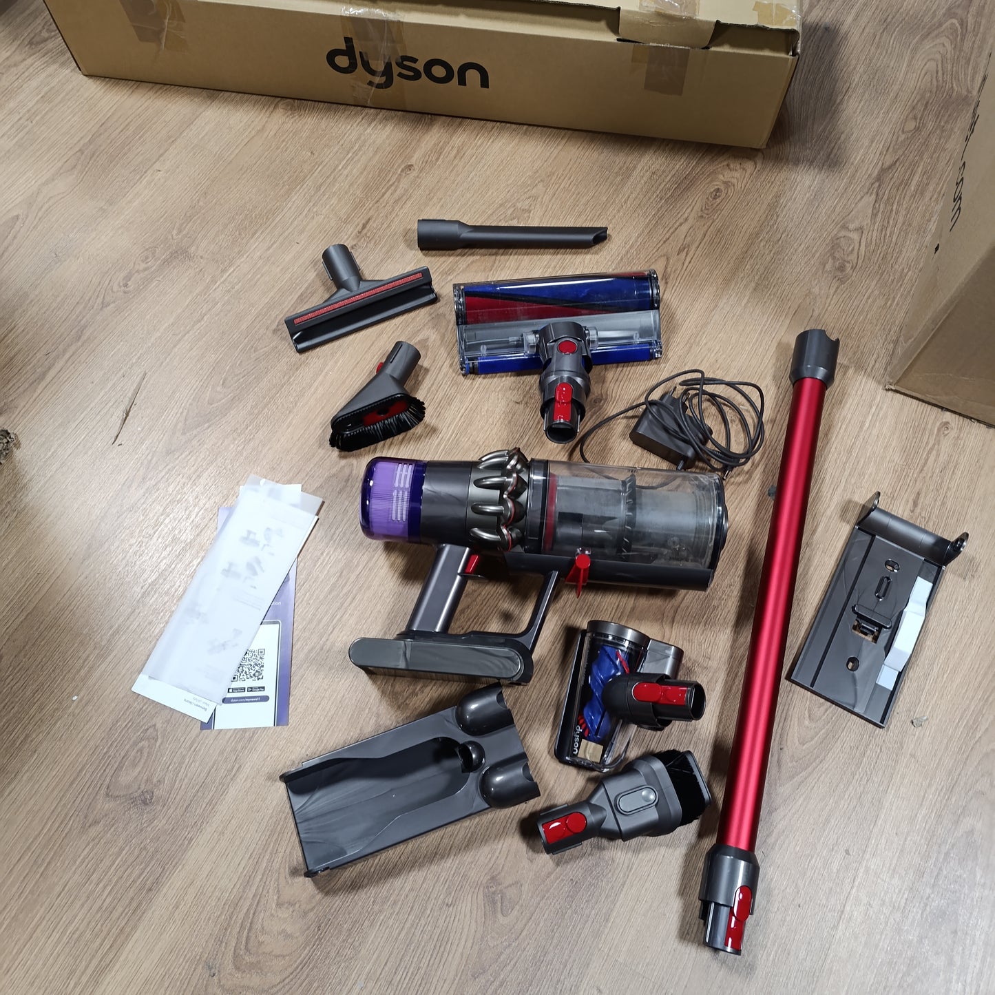 144012 - DYSON Fshesë me korrent pa tel V11 Fluffy™ 185 AW - Kohëzgjatje Pune 60 Minuta, Furçë me Rul, Furçë Mini-Turbo Kundër Ngatërresës, 3 Mënyra, Ekran LCD, Ngjyra e Kuqe/Nikel