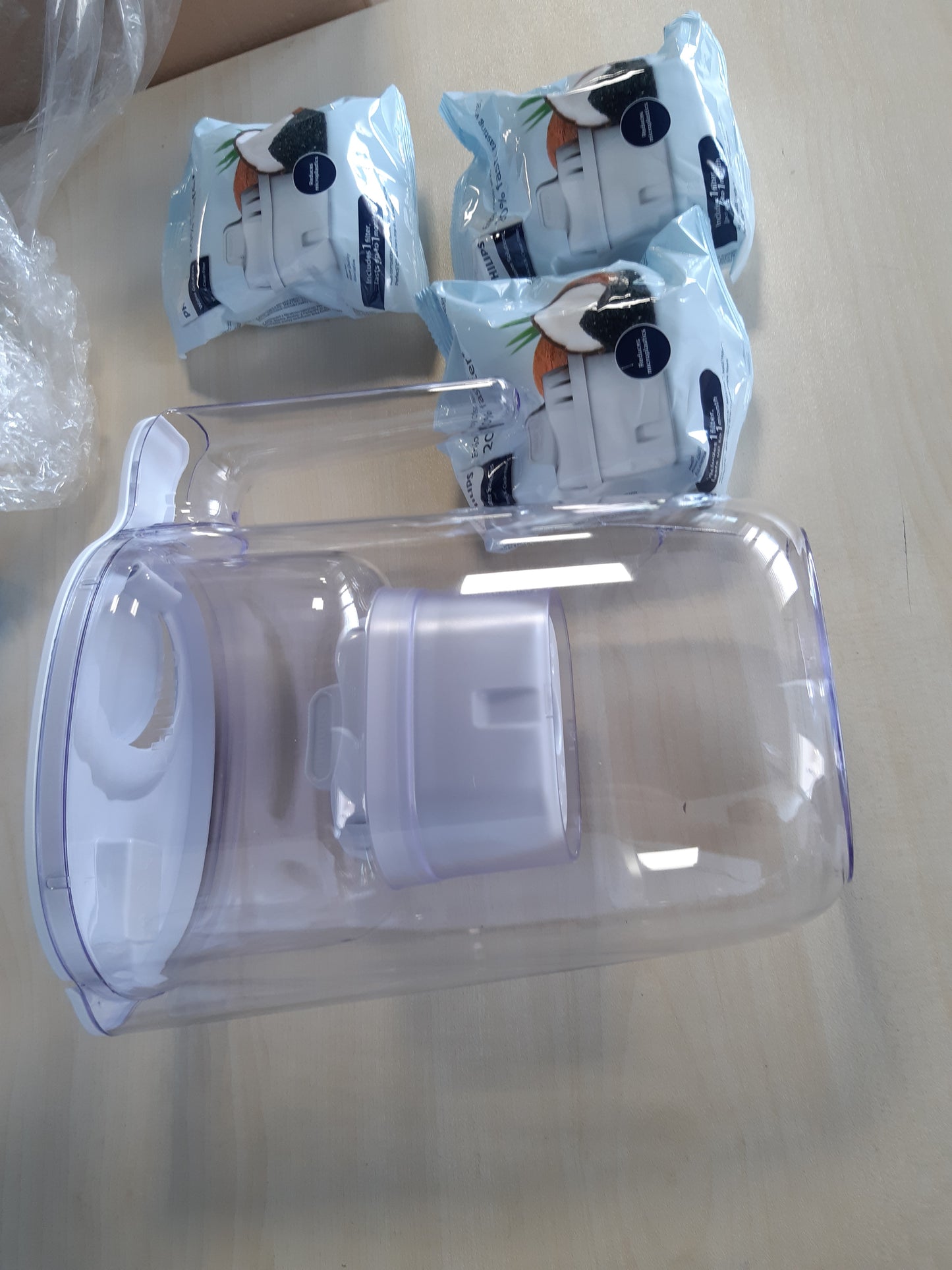 217588 - Philips Enë Filtri Uji + 4 Fishekë Filtri Zëvendësues, Filtrim i Avancuar, Rrjedhje e Shpejtë, Kohëmatës Elektronik, Filtra Klori, Gurguri, Metale të Rënda dhe Mikroplastika, e Bardhë, 2.6 Litra