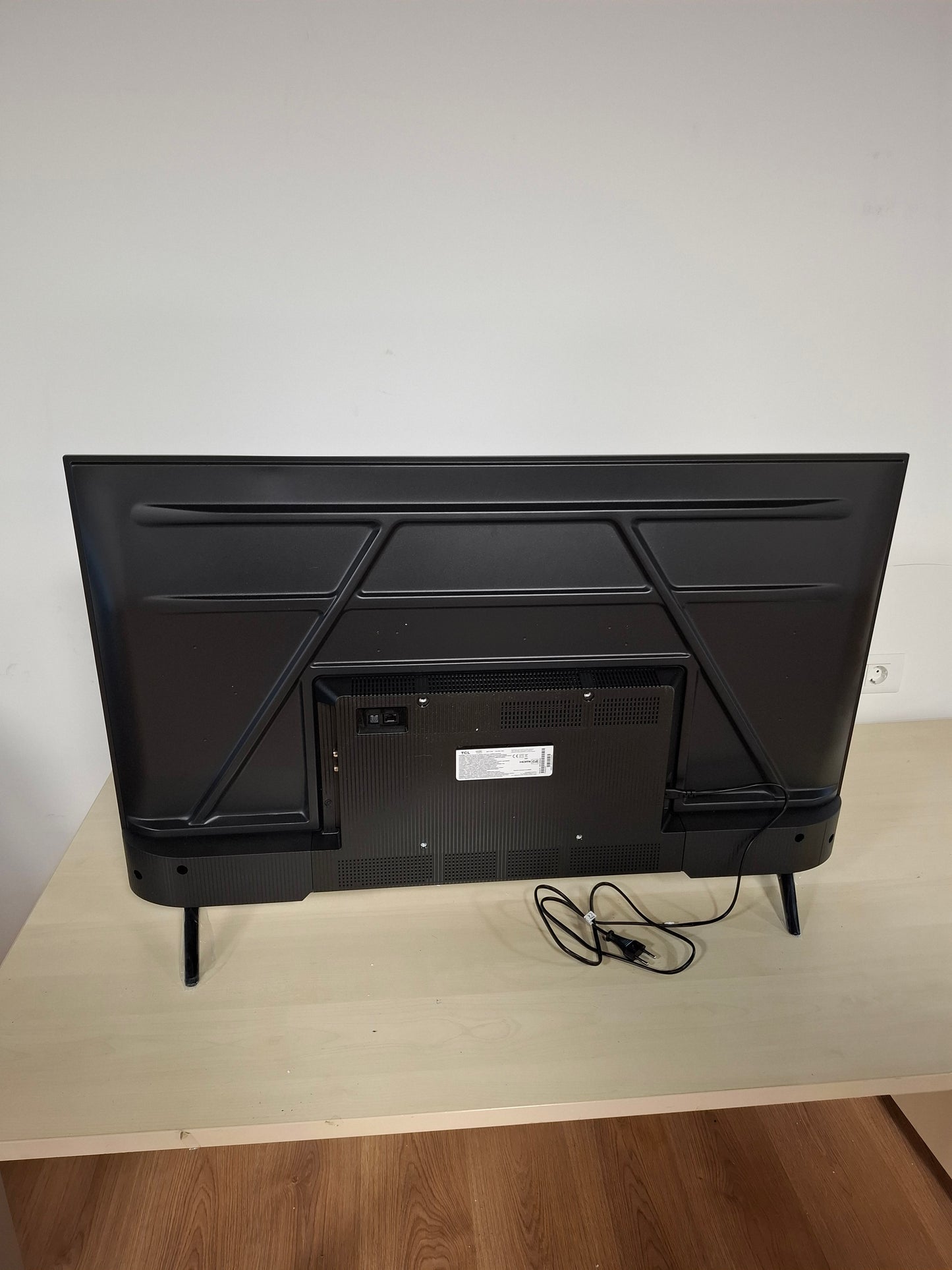 123422 - TCL - TV Smart LED 43V6C, 43, 4K UHD, HDR4K, Google TV me Panel të Lakuar, Dolby Audio, Motion Clarity, i Pajtueshëm me Google Assistant dhe Alexa