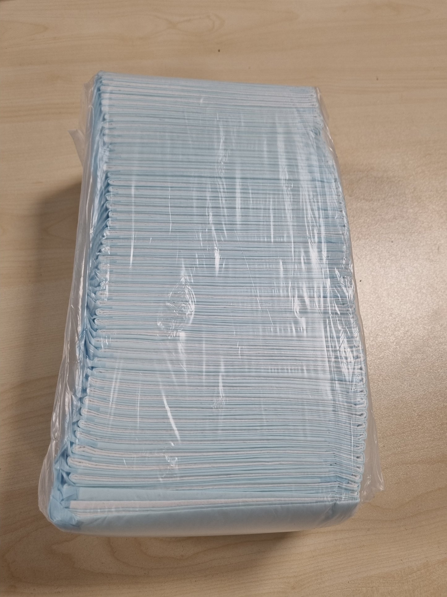 223514 - AMAZON BASICS MBROJTËSE STËRVITJEJE PËR QEN DHE KËLYSHË, TË PAPËRSHKUESHME NGA RRJEDHJET, DIZAJN ME 5 SHTRESA, PAKO ME 50 COPË, BLU