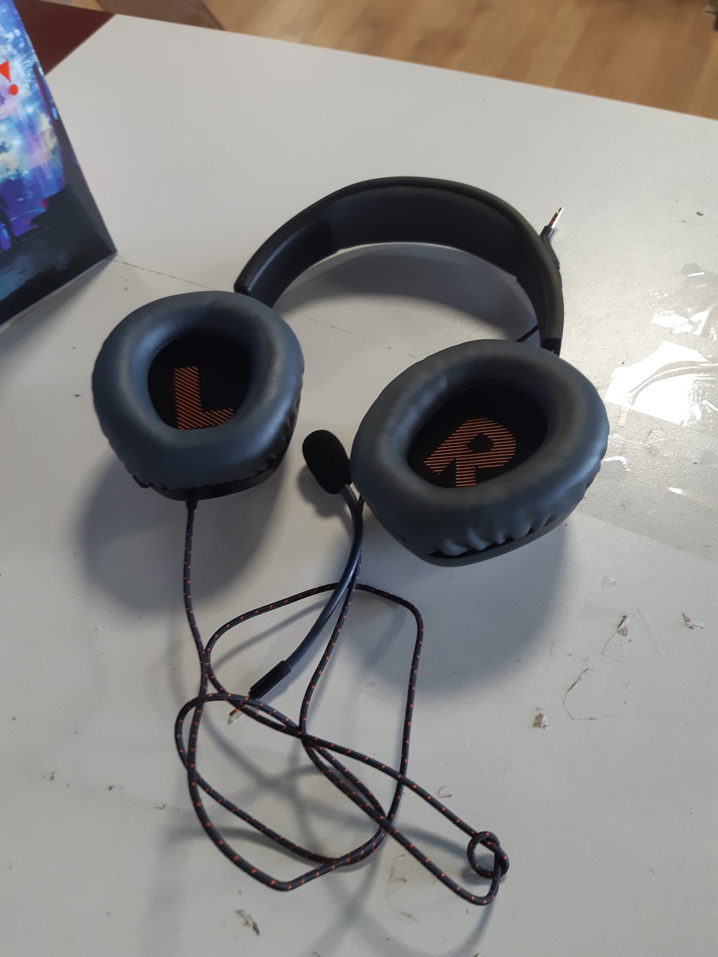 268370 - JBL QUANTUM 100 – Kufje për Lojëra me Tel, Mikrofon i Lëvizshëm, I Përputhshëm me Platforma të Shumëfishta, Ngjyra: E Zezë