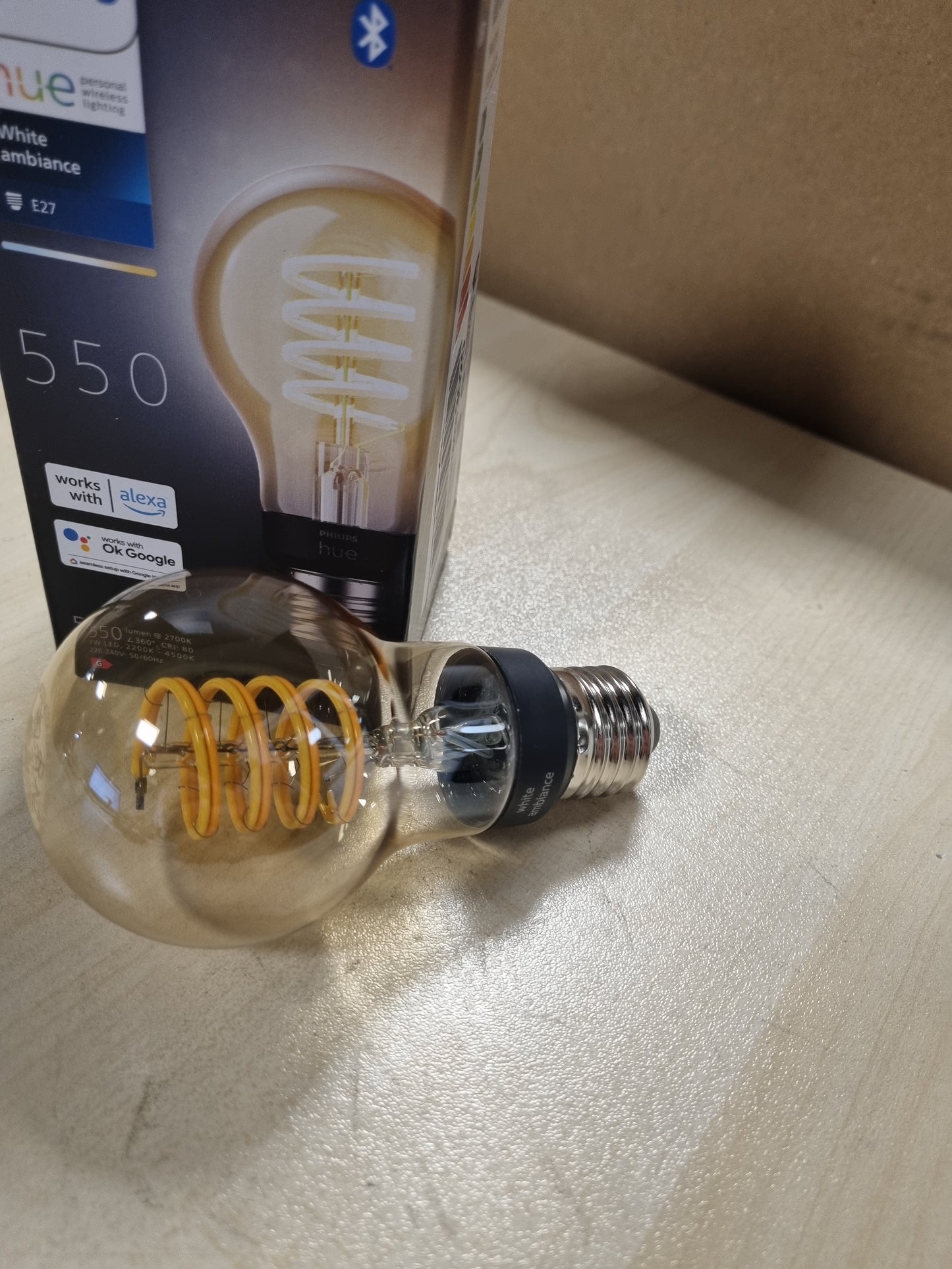 255982 - PHILIPS HUE Llambë filamenti White Ambiance E27 (550 lm), llambë LED standarde e errësueshme, kontroll inteligjent i dritës nëpërmjet zërit dhe aplikacionit, 1 pako
