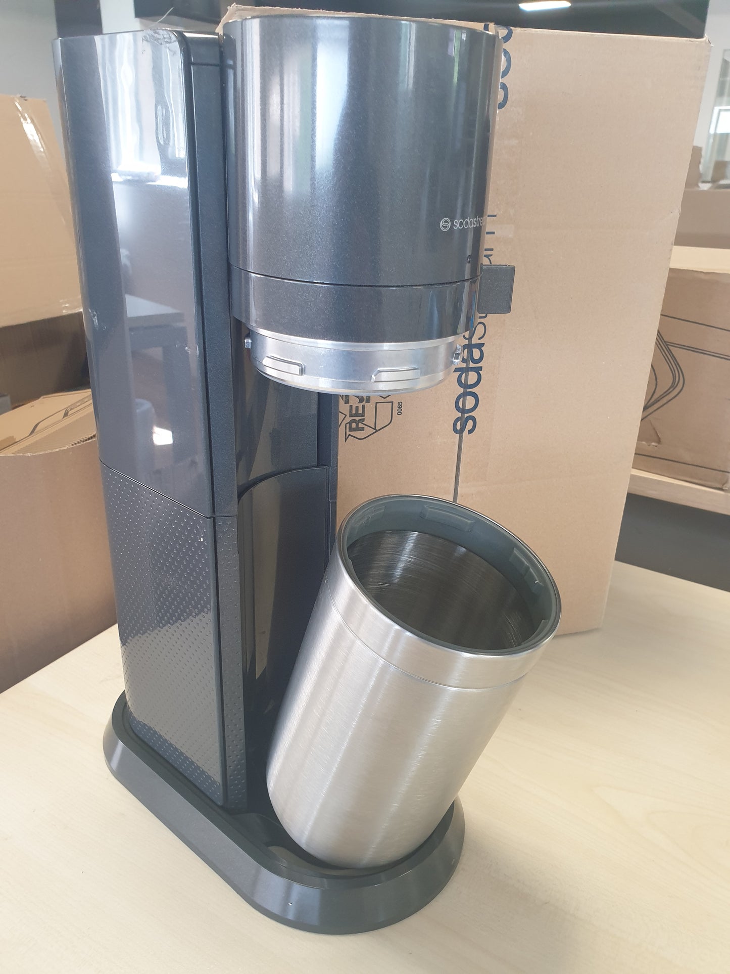 245103 - SODASTREAM Përgatitës uji me gaz Duo, shishe qelqi 1 x 1 litër, pa BPA, e sigurt për lavastovilje, titan