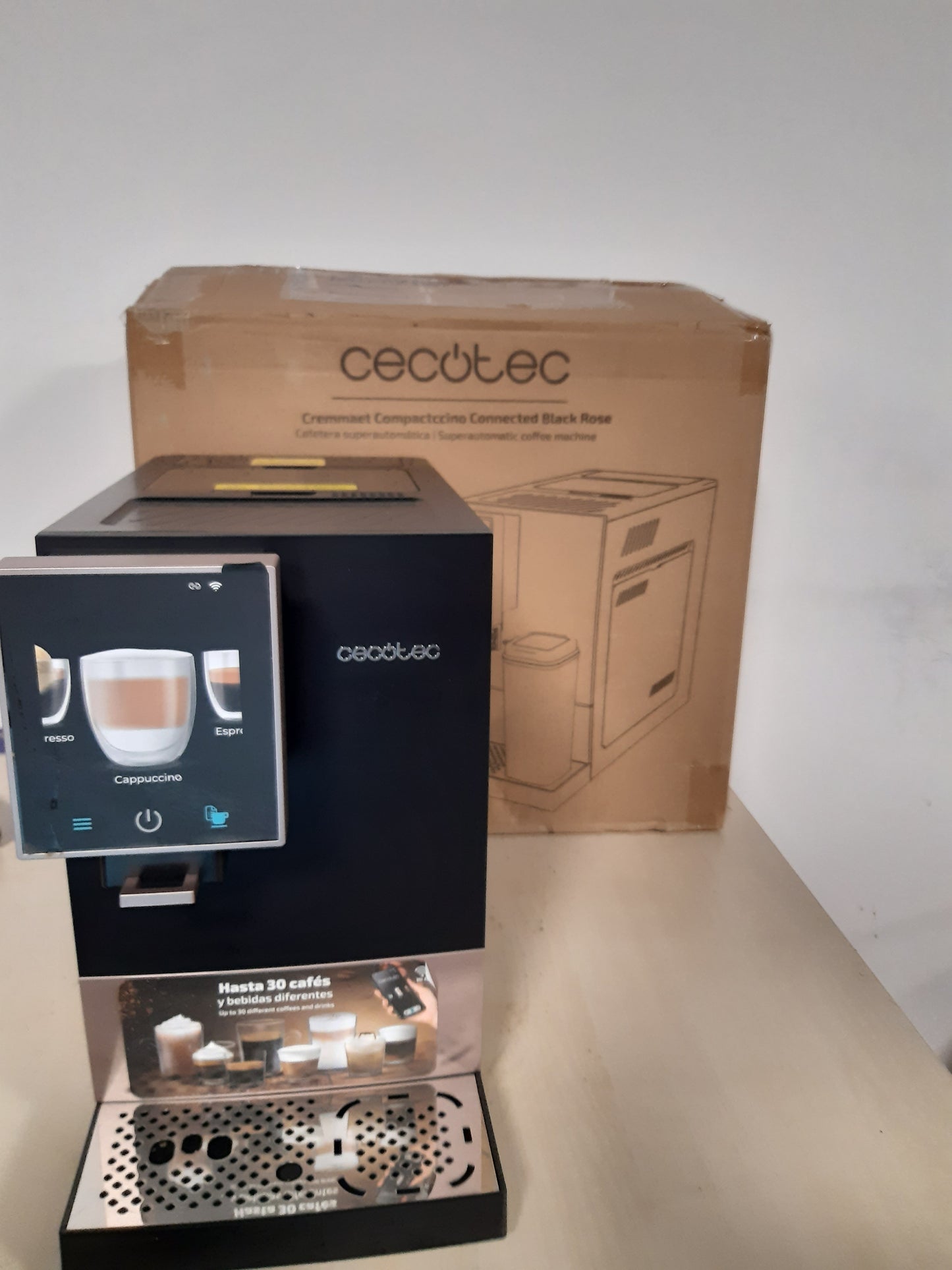 144059 - CECOTEC Makinë Kafeje Cremmaet Compactccino, Manuale për Espresso dhe Kapuçino, në Ngjyrë të Zezë dhe Argjendi, me 30 Lloje Kafe, Rezervuar Qumështi 400ml, Rezervuar Uji 1.1L, Ekran TFT, Fuqi 19 Bar, me Termobllok.
