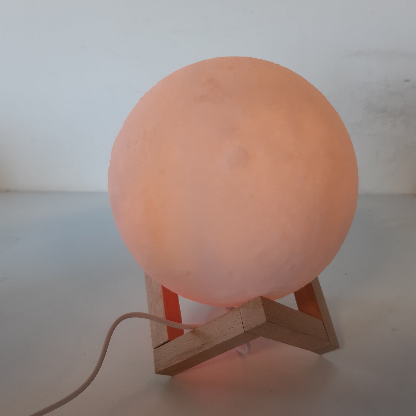 227659 - HOME DECO FACTORY - LLAMBË ME PREKJE 3D LUNA LA10427, E BARDHË, NJË MADHËSI