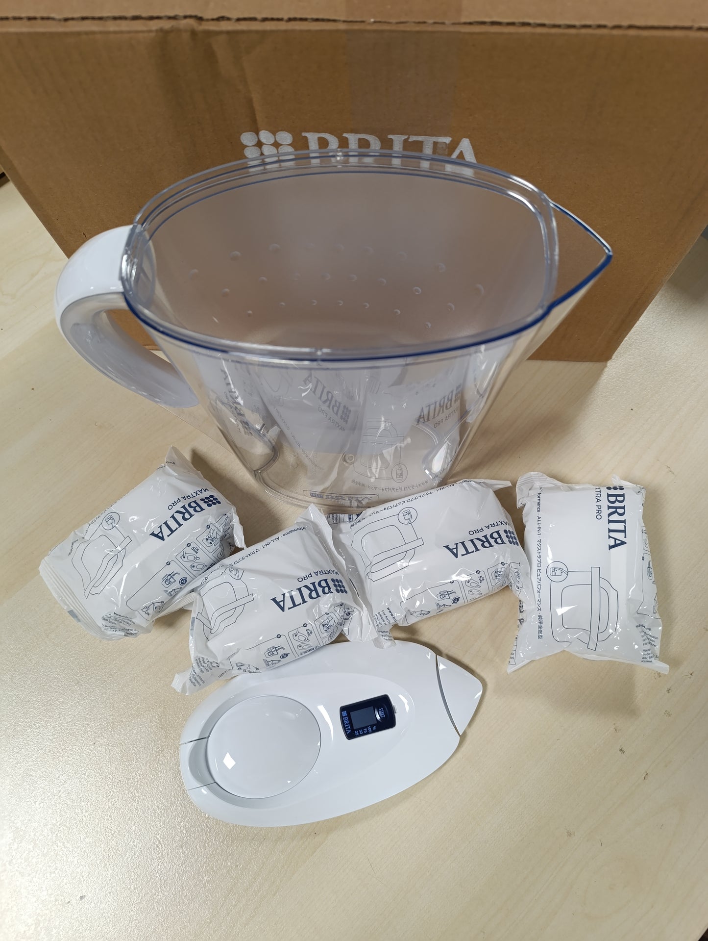 255384 - BRITA - Enë Filtri për Ujë Marella, 2.4 l, përfshin 6 fishekë MAXTRA PRO, kapak të palosshëm