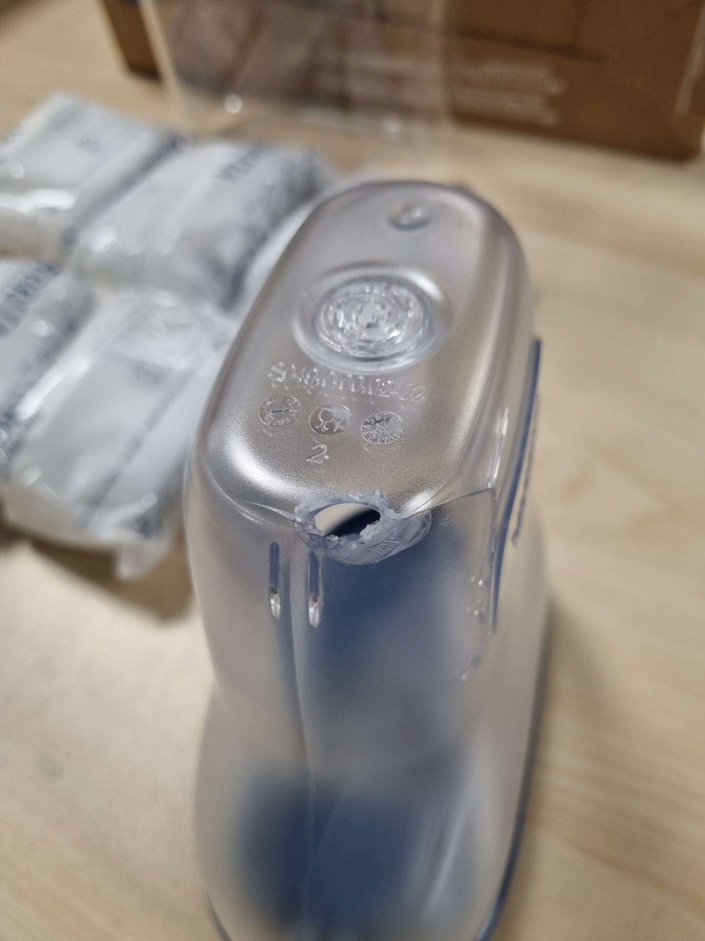 226359 - BRITA Enë Filtri Uji Style Essential Stone Blue (2.4L), përfshirë 6 x MAXTRA PRO PURE PERFORMANCE, reduktim klori, gëlqere, PFAS dhe metale, i përshtatshëm për dyert e frigoriferit, me tregues LED