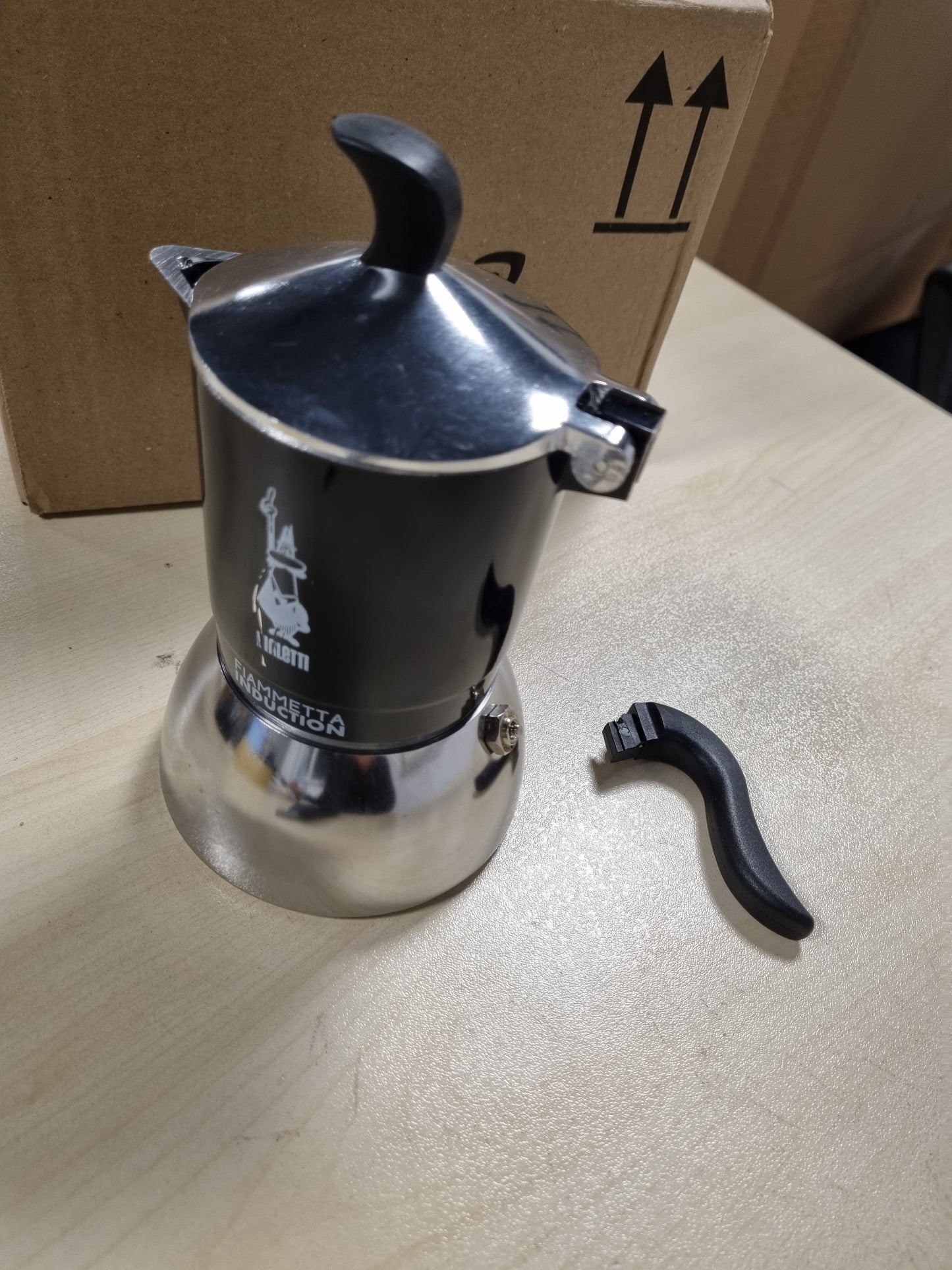 260486 - BIALETTI Makinë kafeje me induksion Fiammetta, 4 gota (150 ml), e përshtatshme për të gjitha llojet e sobave, dizajn elegant, e zezë