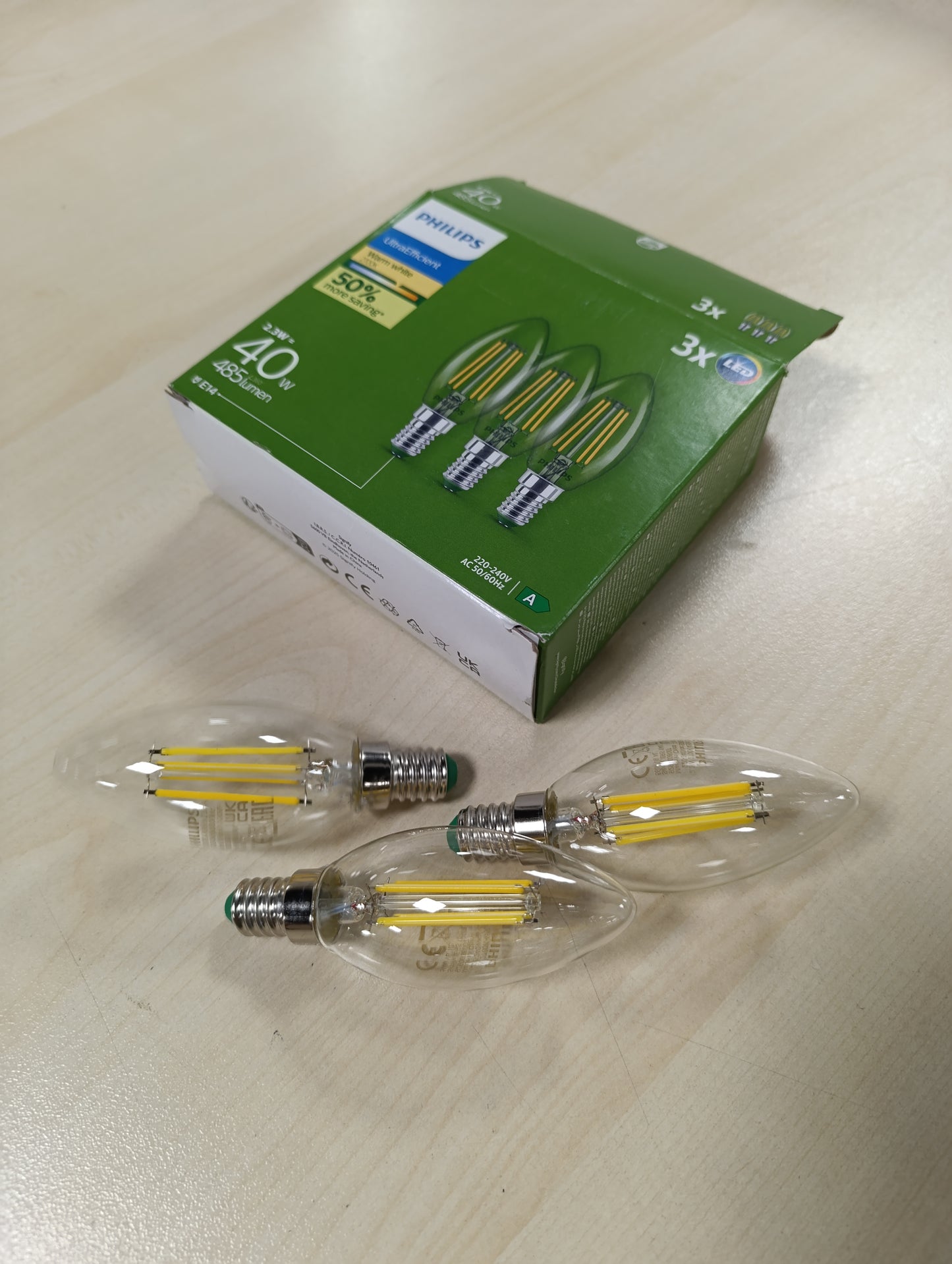253113 - PHILIPS Llambë qiri LED sferike ultra efikase, E14, 2.3 W, Dritë e bardhë e ngrohtë 2700 K