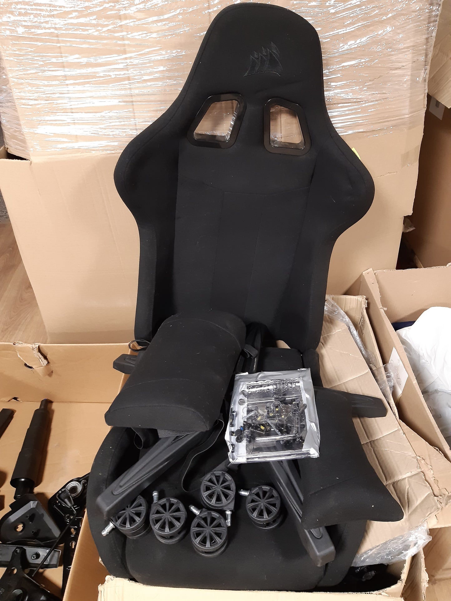 167005 - CORSAIR Karrige Lojërash TC100, Dizajni i Frymëzuar nga Sportet Motorike, Materiali i Relaksuar, Mbështetje Lundrore, Jastëk Mbështetës Qafe i Lëvizshëm me Shkumë Memorie, Ngjyra e Zezë