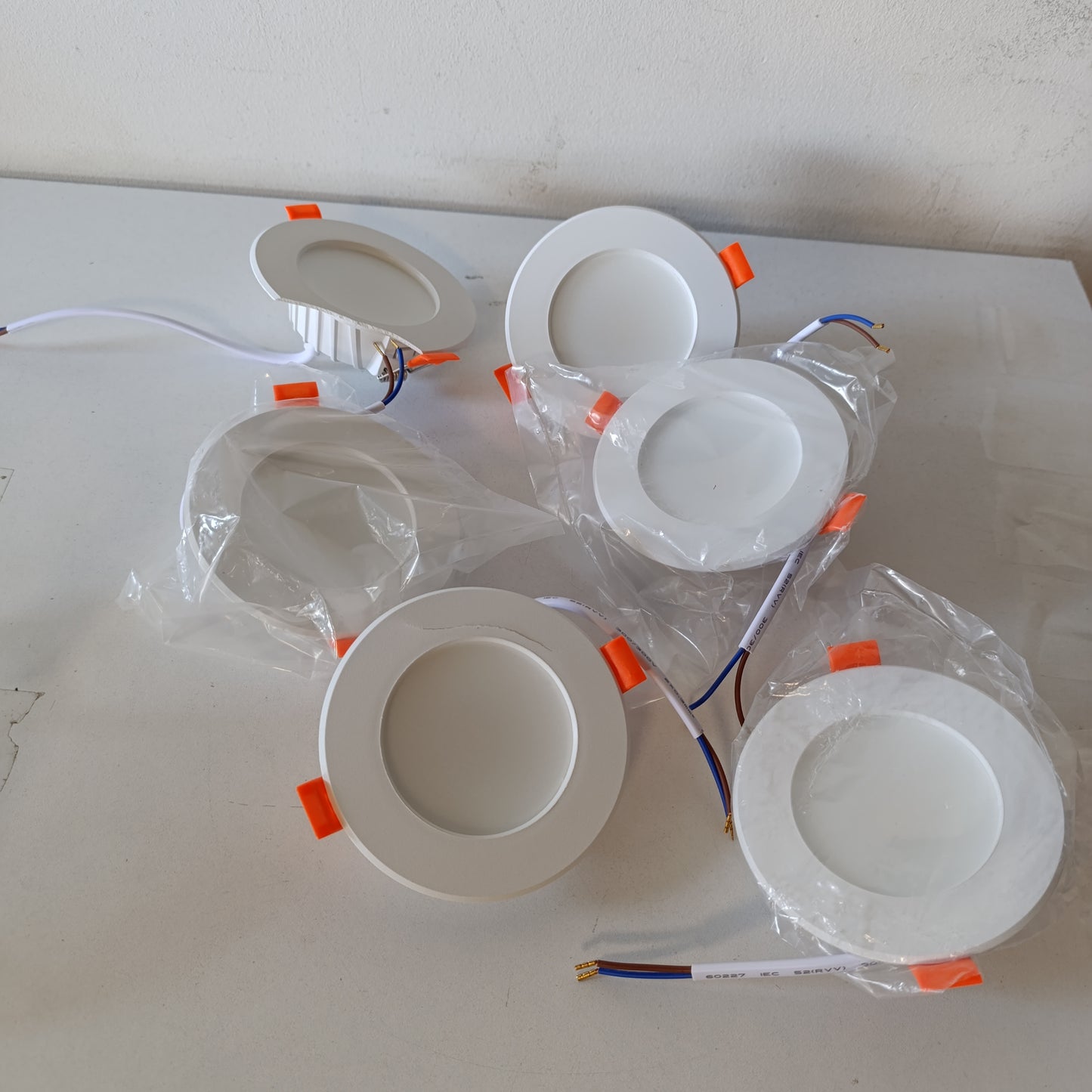 223475 - Dritë LED e futur 230V - 6W, IP44, 4000K, 600LM, diametër i futur 68-80 mm, set prej 6 copësh