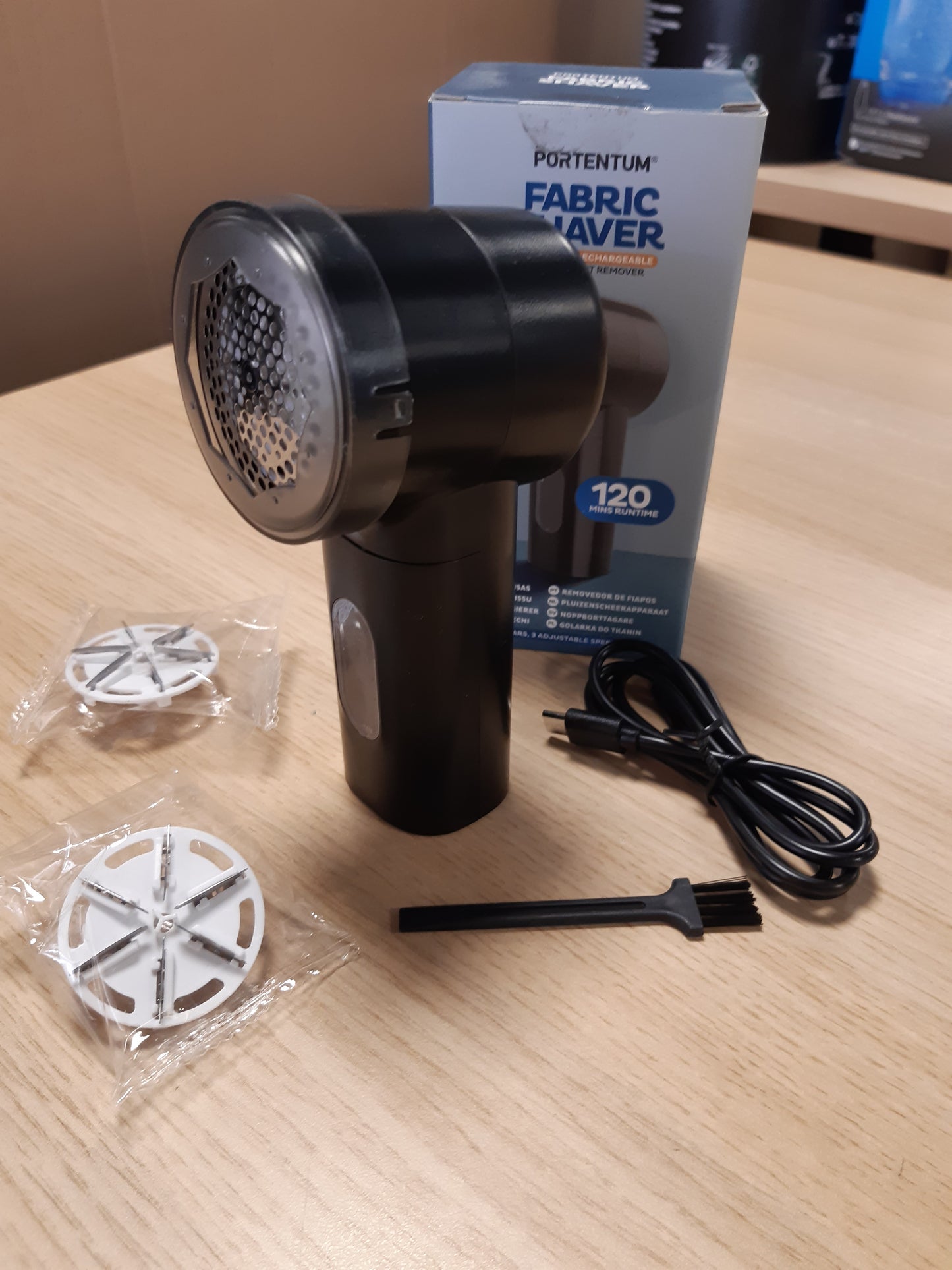 173031 - PORTENTUM Heqës Pushi Elektrik - Ekran LED, 3 Shpejtësi (Deri ne 9000 RPM), 6 Teh, Jetëgjatësi Baterie Deri në 2 Orë, Rikarikueshëm permes USB C, i Përshtatshëm për Rroba dhe Pëlhura Shtëpiake, Kompakt dhe i Fuqishëm