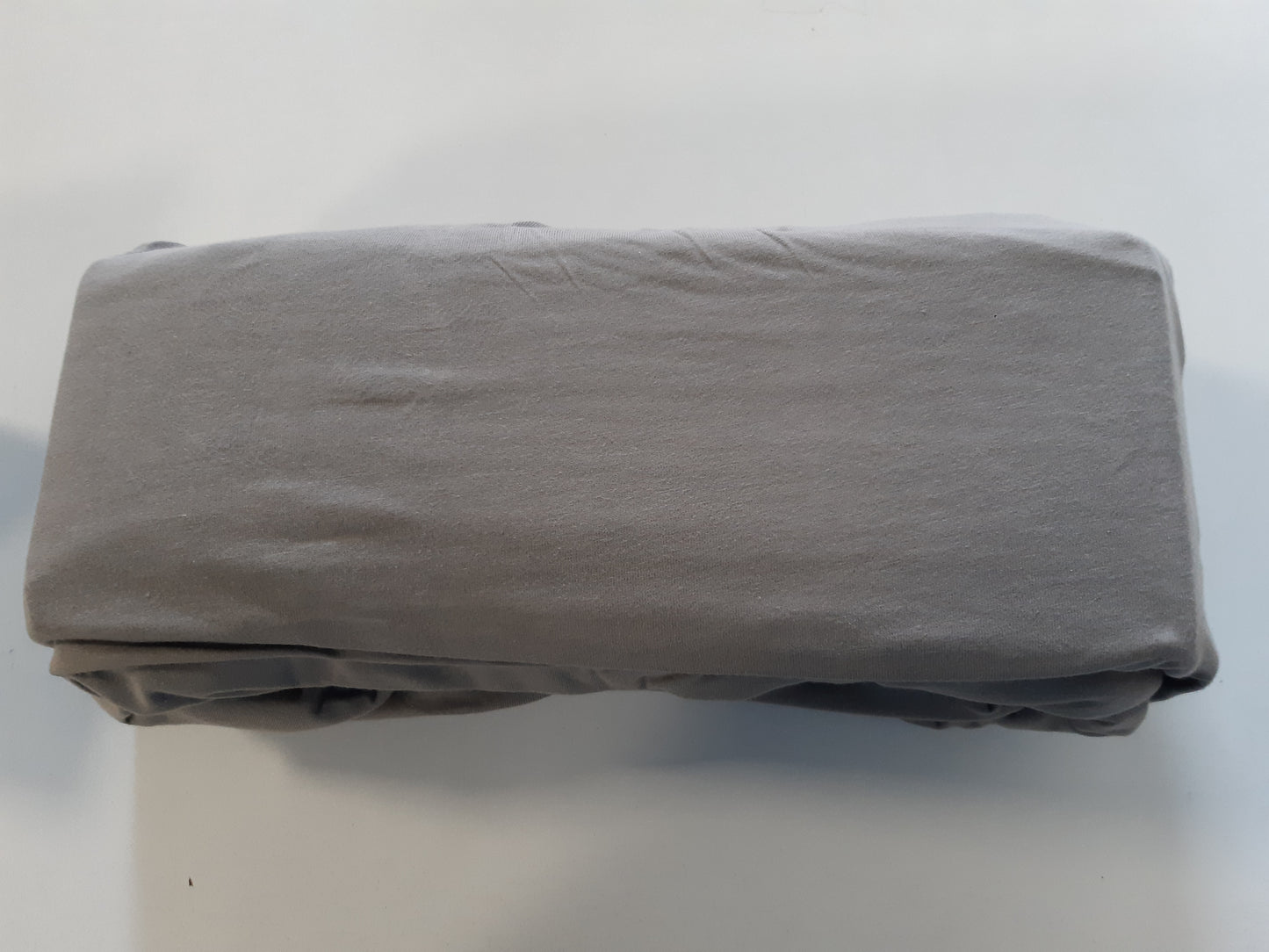 251795 - AMAZON BASICS Çarçaf i Montuar, 160 x 200 cm, Xhersi 100% Pambuk për Dyshekë deri në 30 cm të Trashë, Gri e Errët