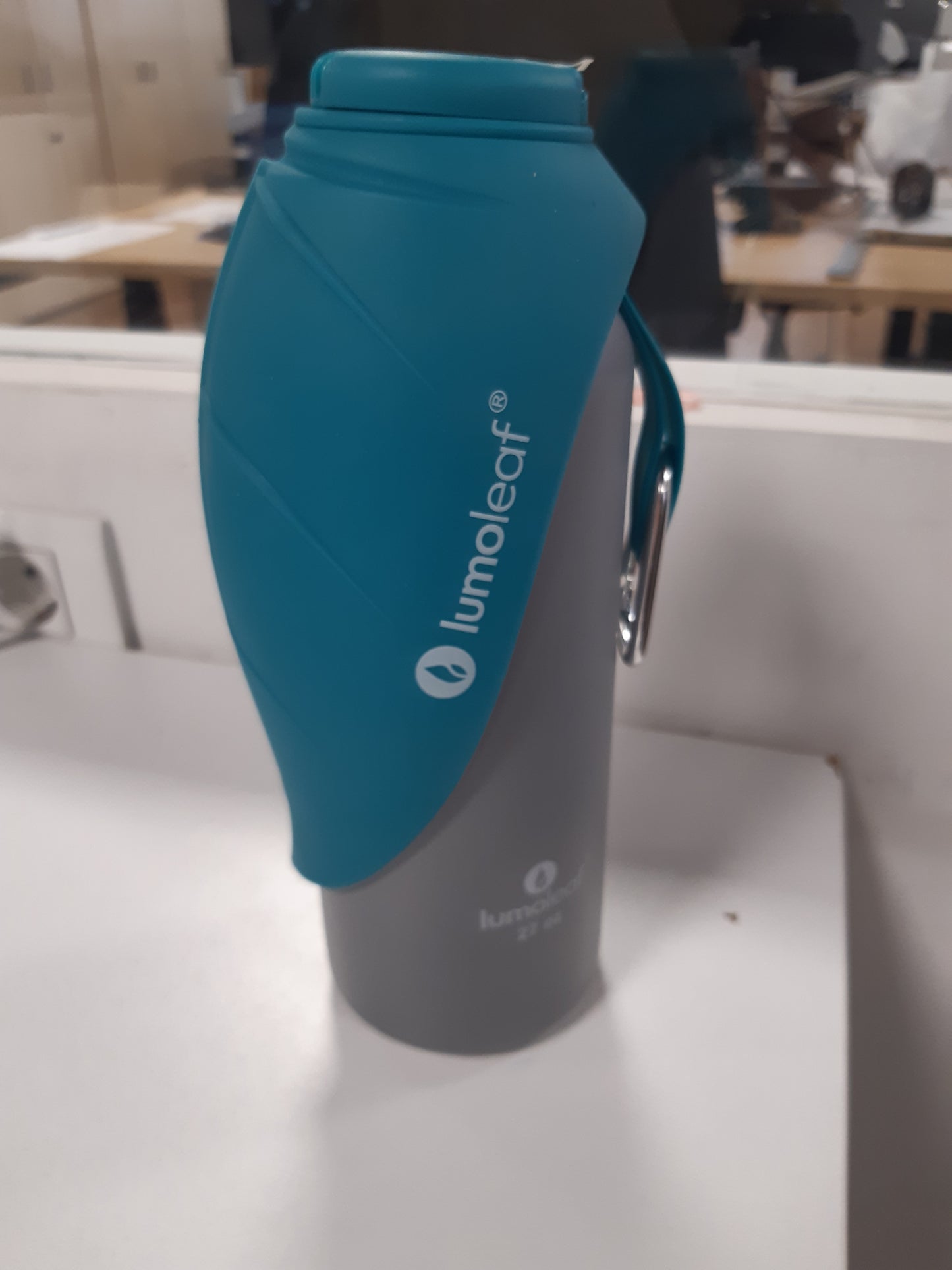 261261 - LUMOLEAF Shishe uji prej çeliku inox e izoluar për qen, 800 ml, mban ujin të freskët ose të ngrohtë, hapje e gjerë për mbushje dhe pastrim të lehtë (Blu, 800 ml)