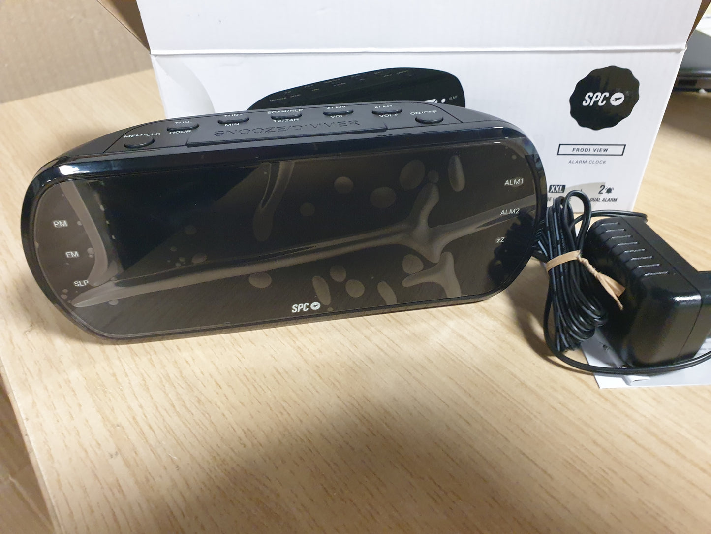 141848 - SPC Frodi – radio alarm LED me ekran XXL 1.8”, alarm të dyfishtë, snooze 9-minutësh, radio FM dhe rregullim të ndriçimit.