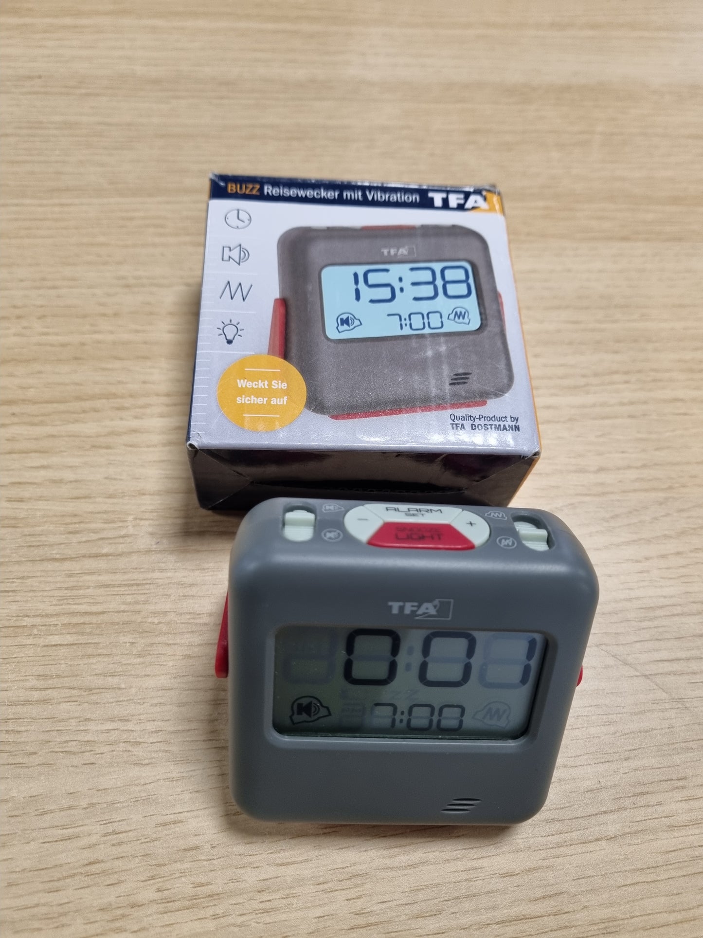 246483 - TFA DOSTMANN Orë alarmi dixhitale udhëtimi 60.2031.10, me alarm vibrues dhe ton të lartë zgjimi, ideale për ata që flenë thellë, me kyçje me çelës, gri
