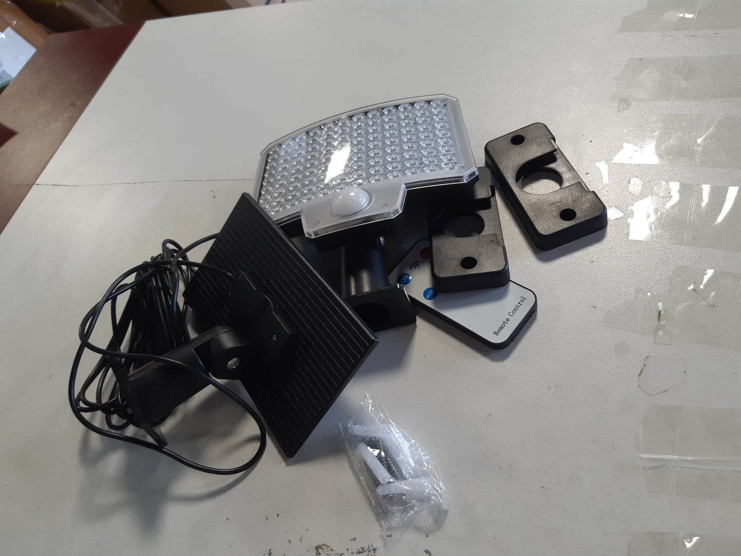 185584 - GRIFEMA GD201 - Dritë Diellore e Jashtme me Sensor Lëvizjeje, 108 LED/3 Mënyra, Kapacitet 1500 mAh, me Telekomandë, Rezistente ndaj Ujit IP44, Përshtatshme për Kopsht, Garazh