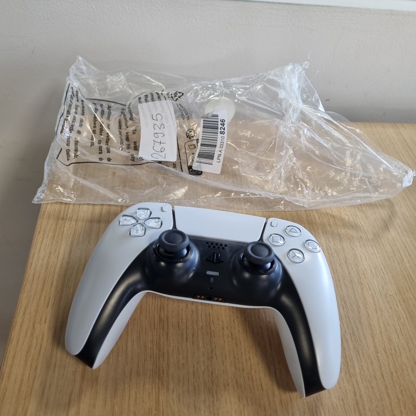 267935 - SONY PlayStation, Kontrollues Zyrtar DualSense 5, Pa Tel, me Reagim Haptik dhe Shkelës Adaptues, Mikrofon i Integruar, Bateri e Rikarikueshme, I Përputhshëm me PS5/PC, Ngjyra: Dy Ngjyrash