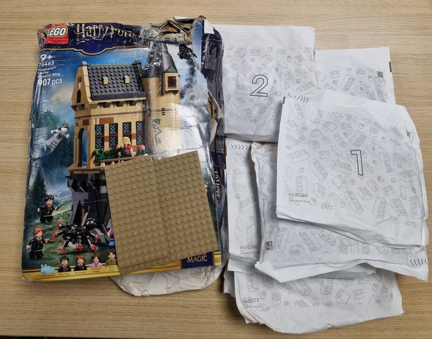 141541 - LEGO Harry Potter Kështjella e Hogwarts: Kulla e Infermierisë – Lodër ndërtimi për vajza dhe djem – Set për lojëra me role për fëmijë, 9+ vjeç – Me 7 minifigura dhe figurën e patronusit ujk – Ide dhurate për ditëlindje – 76463