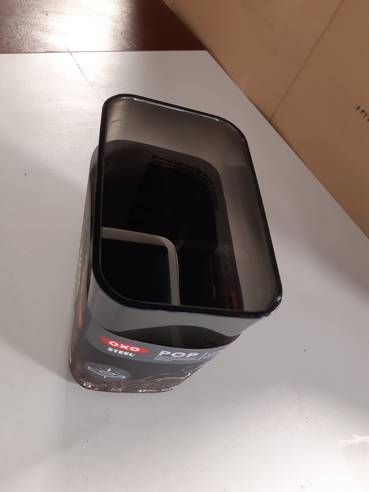 246020 - OXO Enë kafeje prej çeliku me lugë – ruajtje hermetike 1.6 L, kapak çeliku inox, trup i lyer, përfshin lugë 30 ml