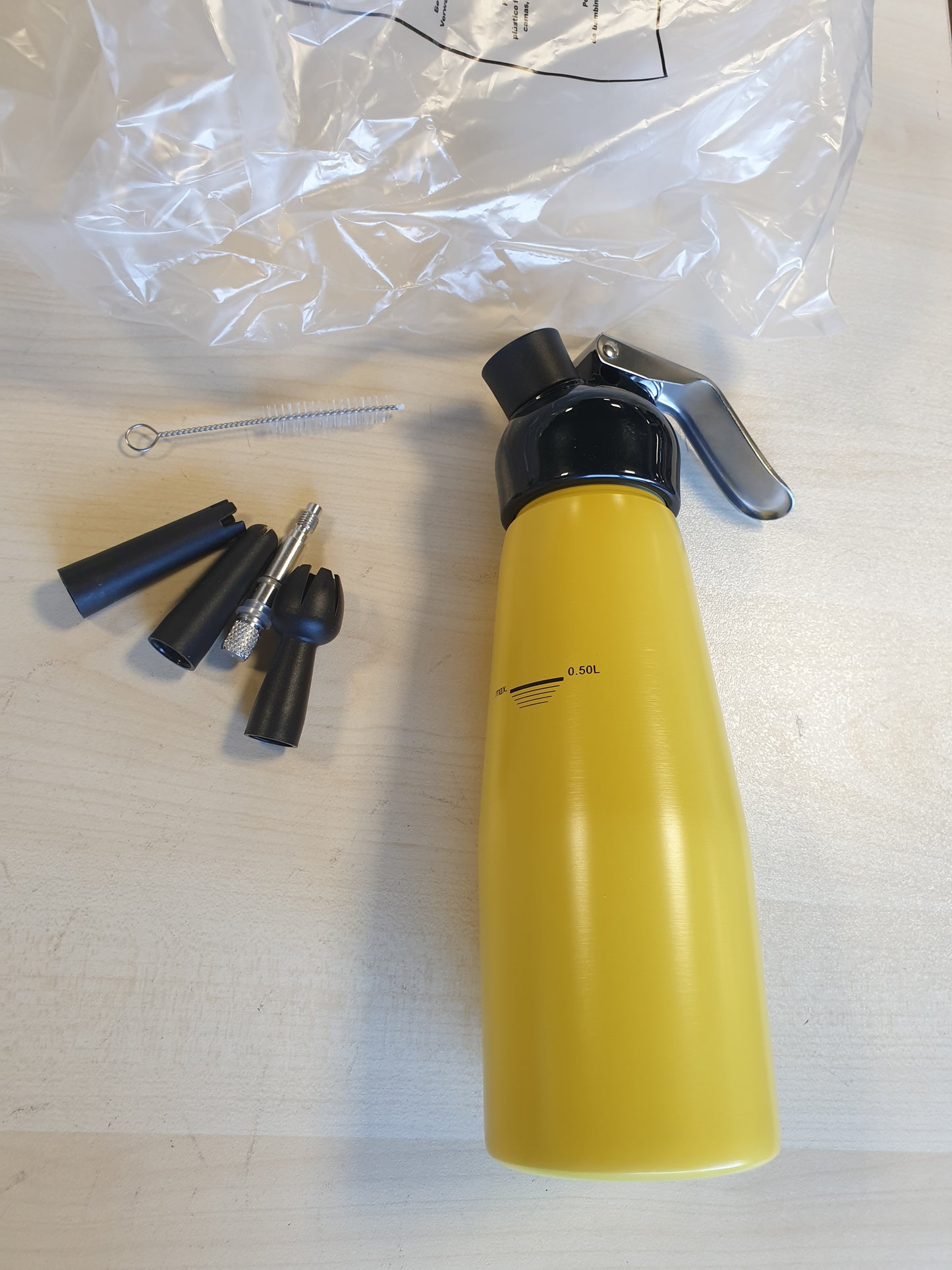 205289 - ASELECTED Dispenser Kremi Profesional prej Alumini 500ml me 3 Gryka Dekorative prej Çeliku Inox dhe Furçë Pastrimi - Sifon Kremi Kundër Rrjedhjesh për Përgatitjen e Kremit të Rrahur
