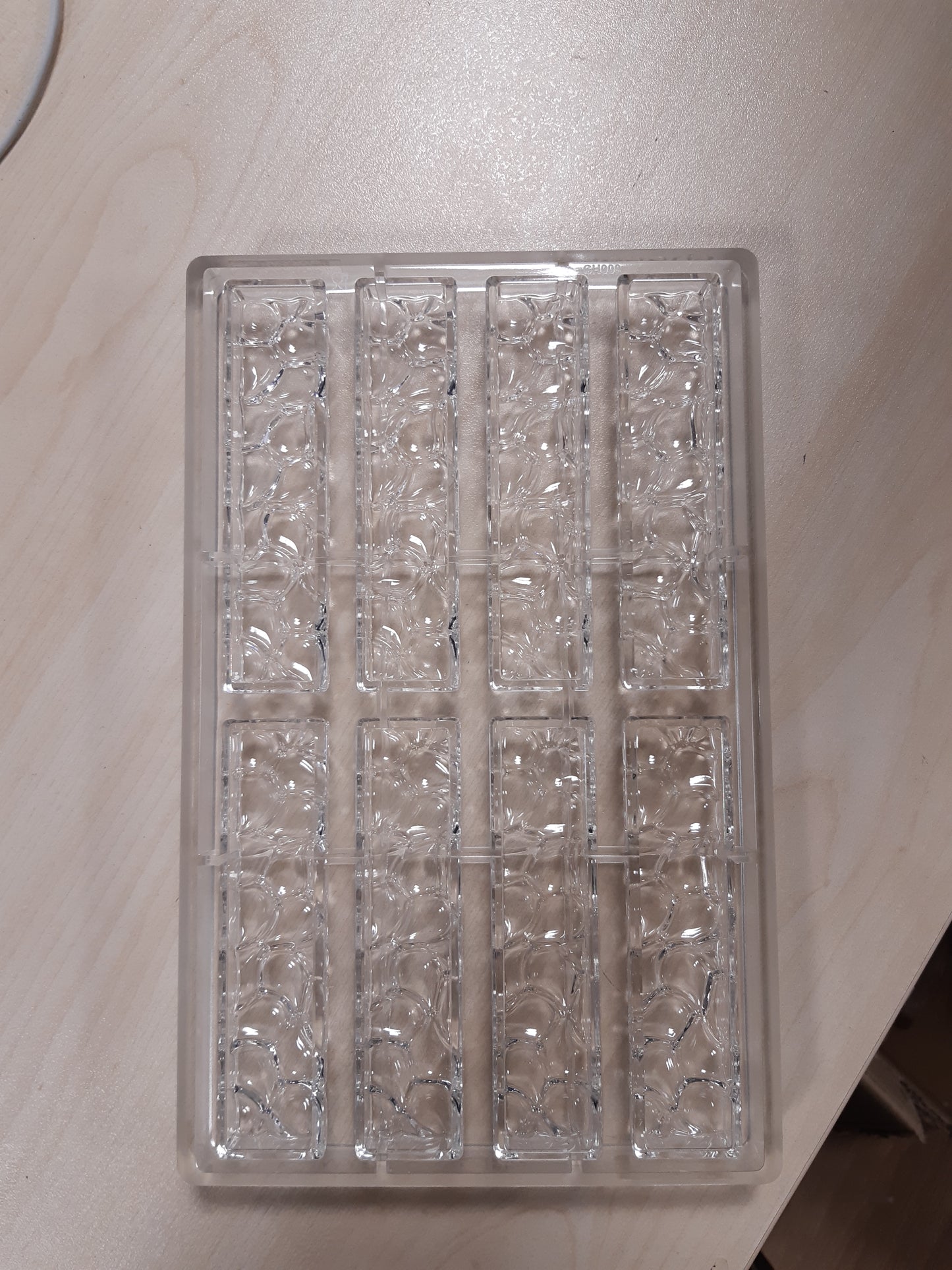 200610 - SILIKOMART forma për çokollatë Goccia-B prej Tritan, me 8 hapësira, pako prej 10 formash, përmasat 120x25mm, lartësia 16mm, kapaciteti gjithsej 240ml (8x30ml)