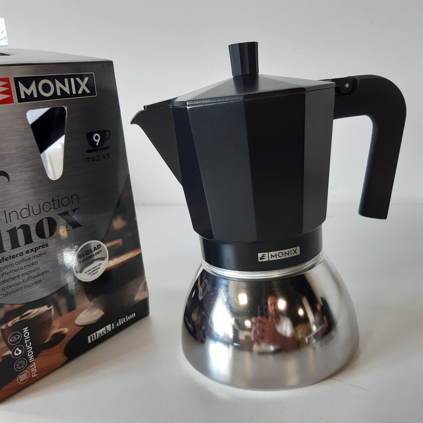 245683 - MONIX Makinë Kafeje Italiane Induction Inox, Alumini dhe Çelik Inox, Kapacitet 9 Gota, Dorezë Rezistente ndaj Nxehtësisë, E Përshtatshme për Të Gjitha Llojet e Sobave, E Zezë