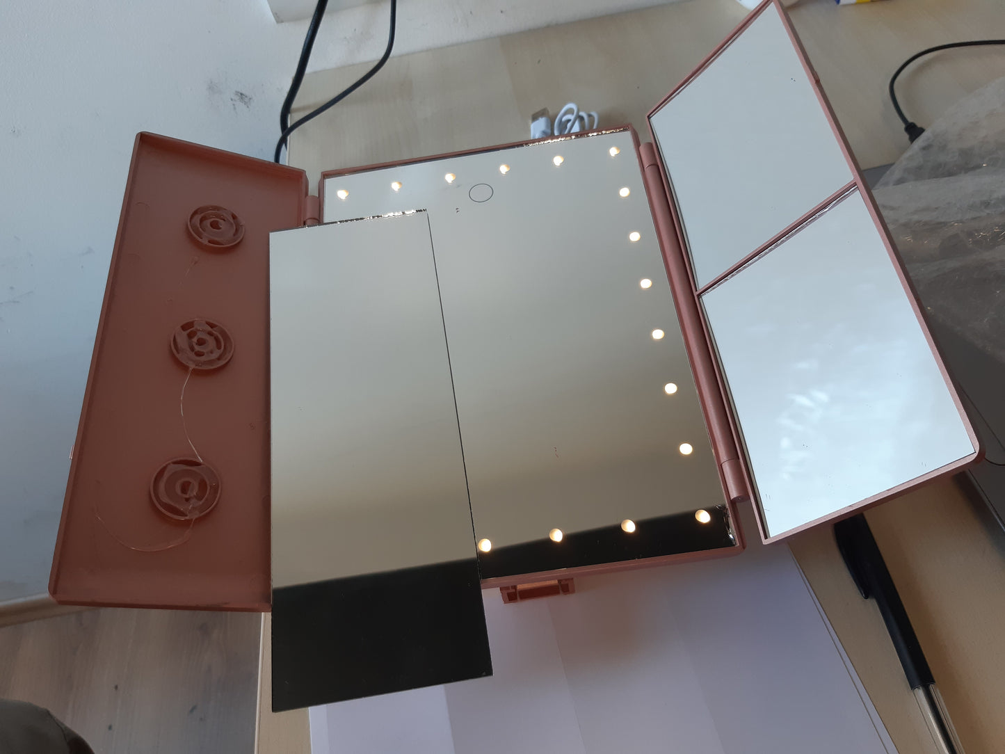 214118 - SURFOU Pasqyrë Profesionale e Ndriçuar për Makiazh - Pasqyrë e Trefishtë e Palosshme me 24 LED, Zmadhim 1X/2X/3X/10X, Ekran me Prekje, Rrotullim 180°