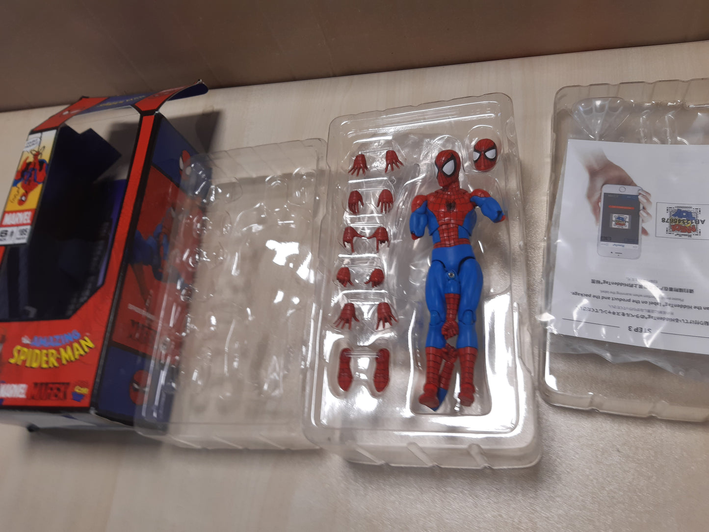 208047 - MAFEX Nr. 185 SPIDER-MAN Spider-Man (Versioni Klasik i Kostumit), Figurë Aksioni e Para-Lyer, Lartësi Totale Afërsisht 155 mm, Pa Shkallëzim